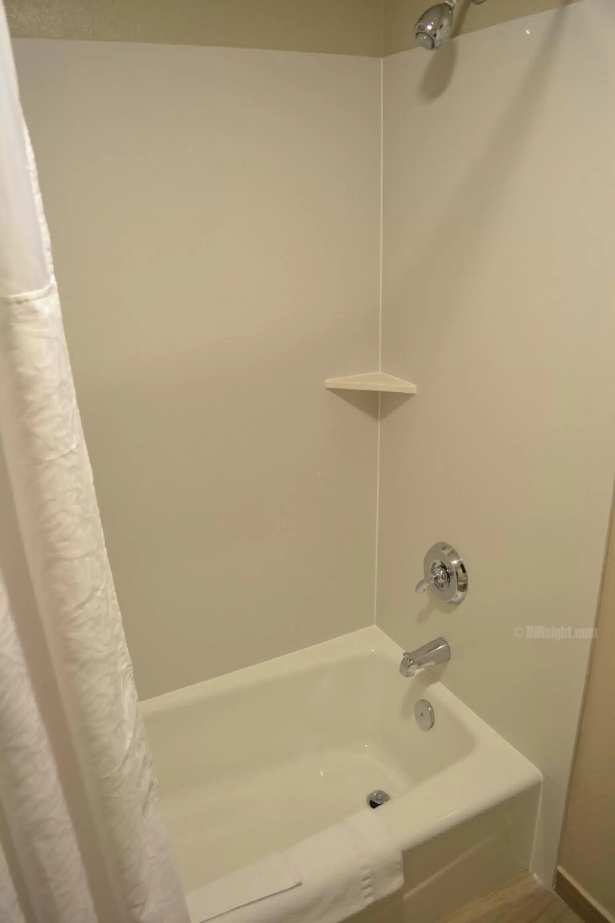Bath, Bathroom in Yosemite Southgate Hotel & Suites
