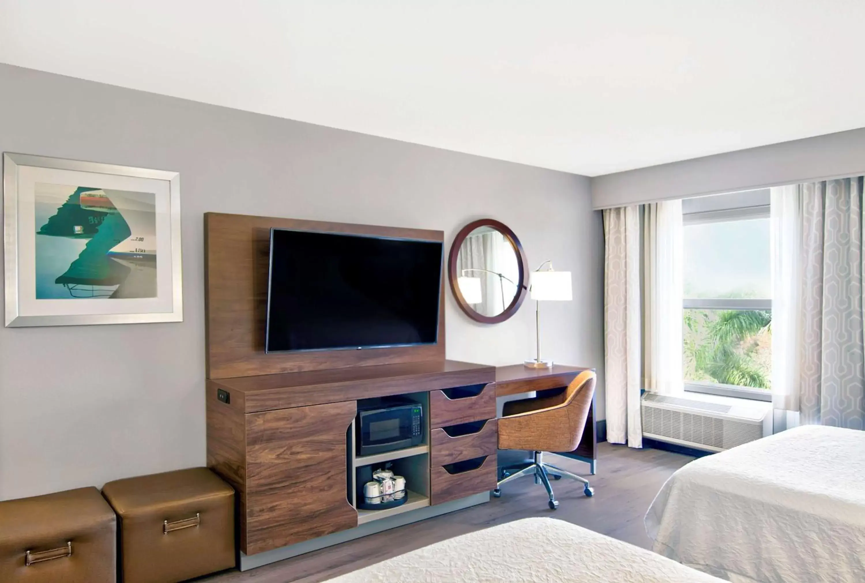 Bedroom, TV/Entertainment Center in Hampton Inn Ft Lauderdale Airport North