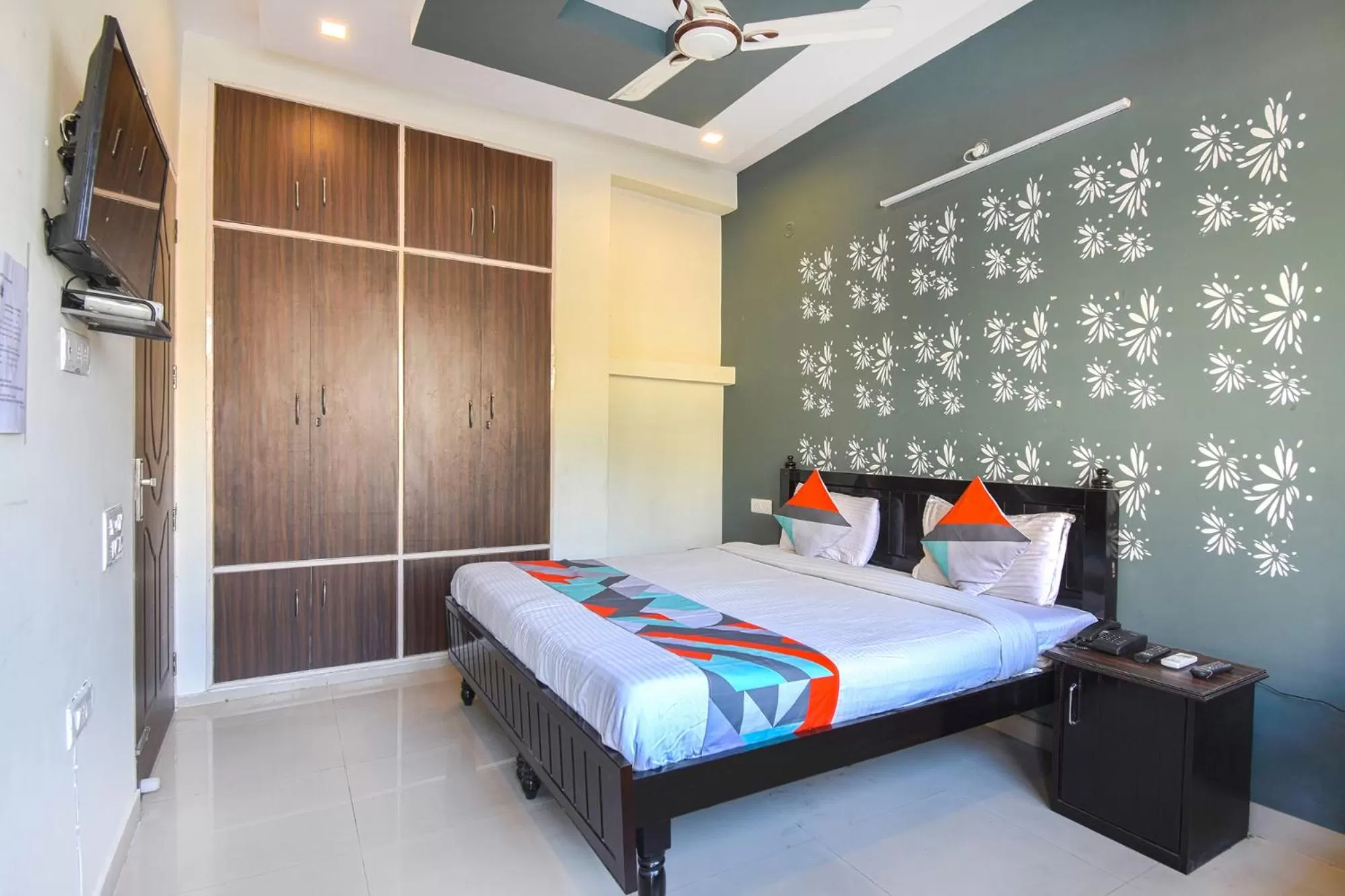 Bedroom, Bed in FabExpress Bzoie Heritage