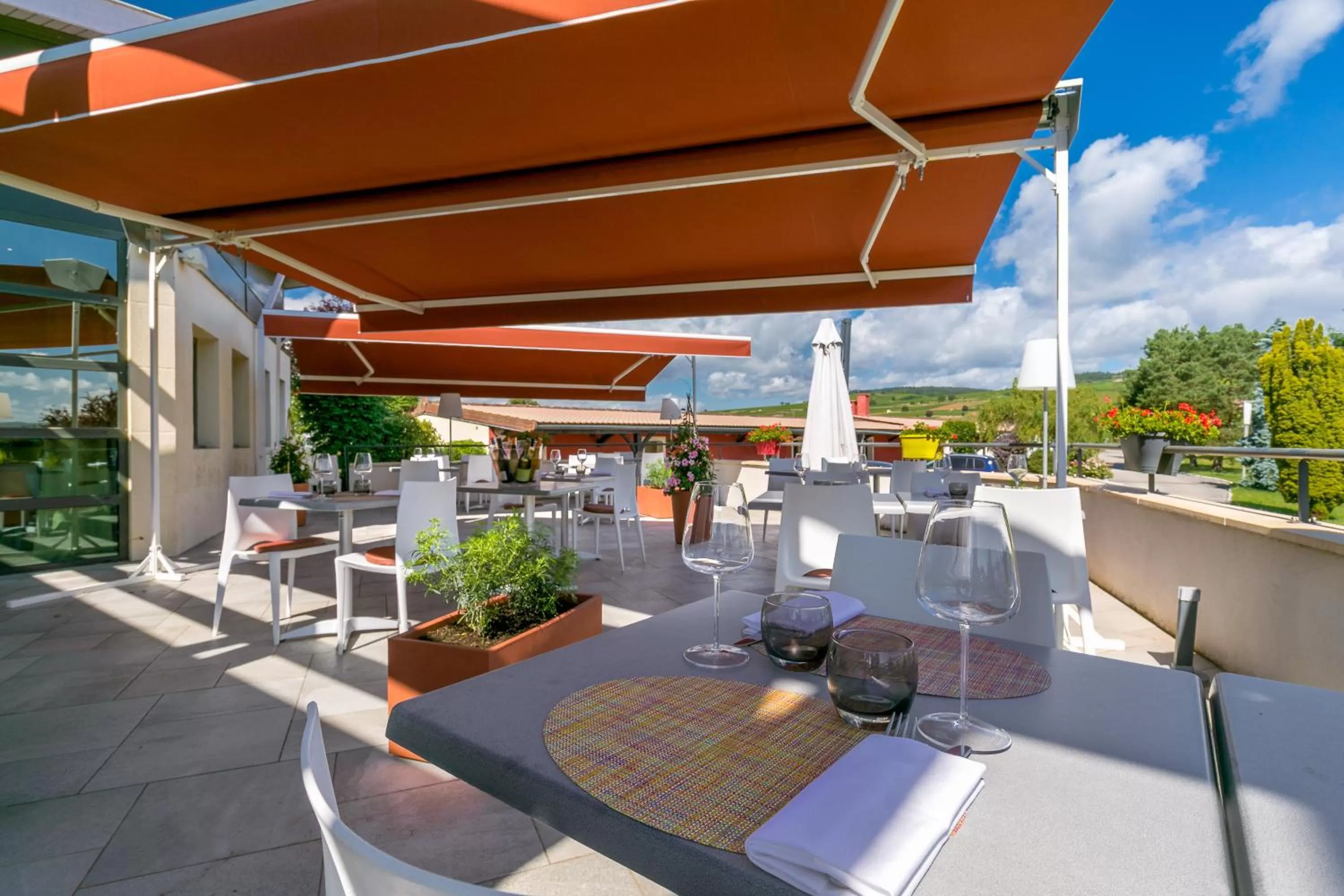 Patio in Kyriad Prestige Beaune le Panorama