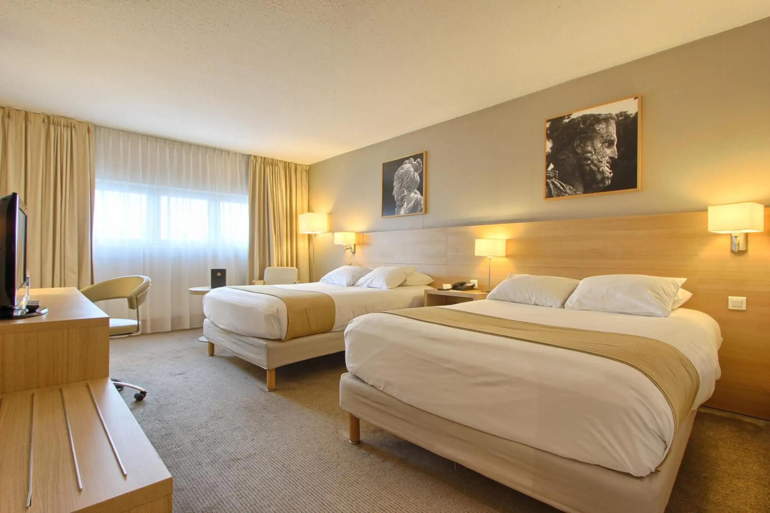 Property building, Bed in Best Western Plus Paris Orly Airport