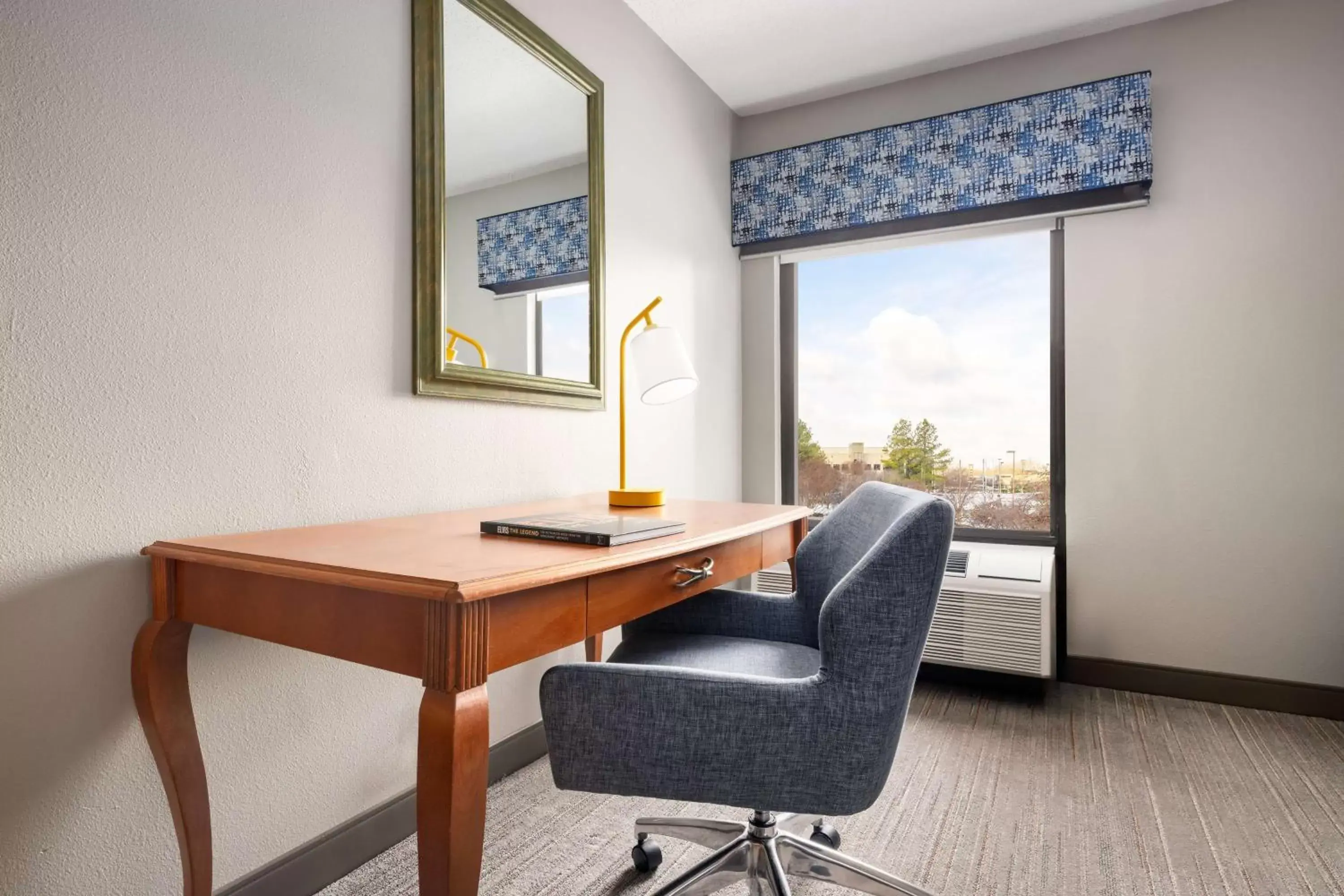 Bedroom, Seating Area in Hampton Inn Memphis-Walnut Grove/Baptist East