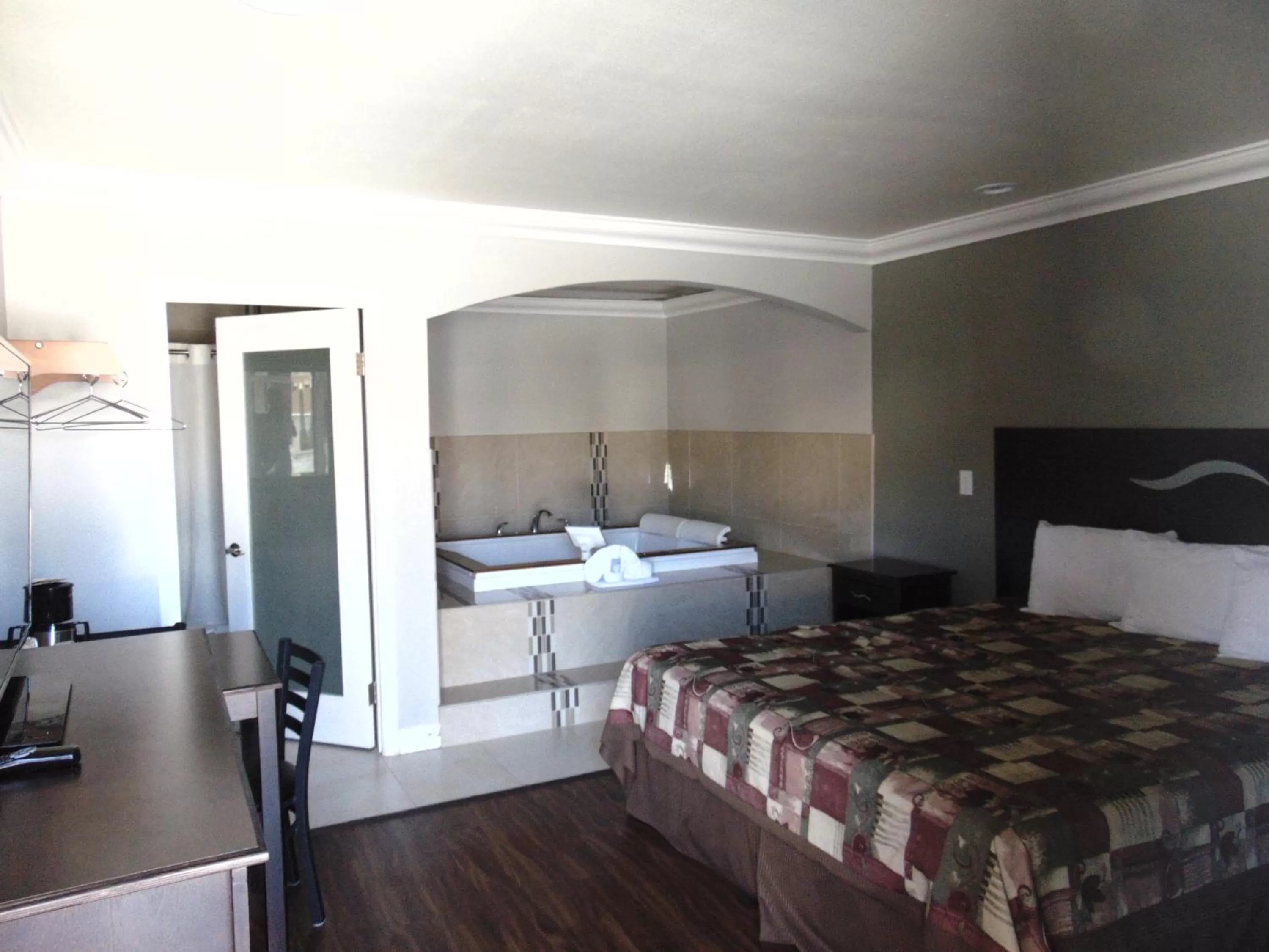 Photo of the whole room, Bed in West Coast Inn Santa Ana