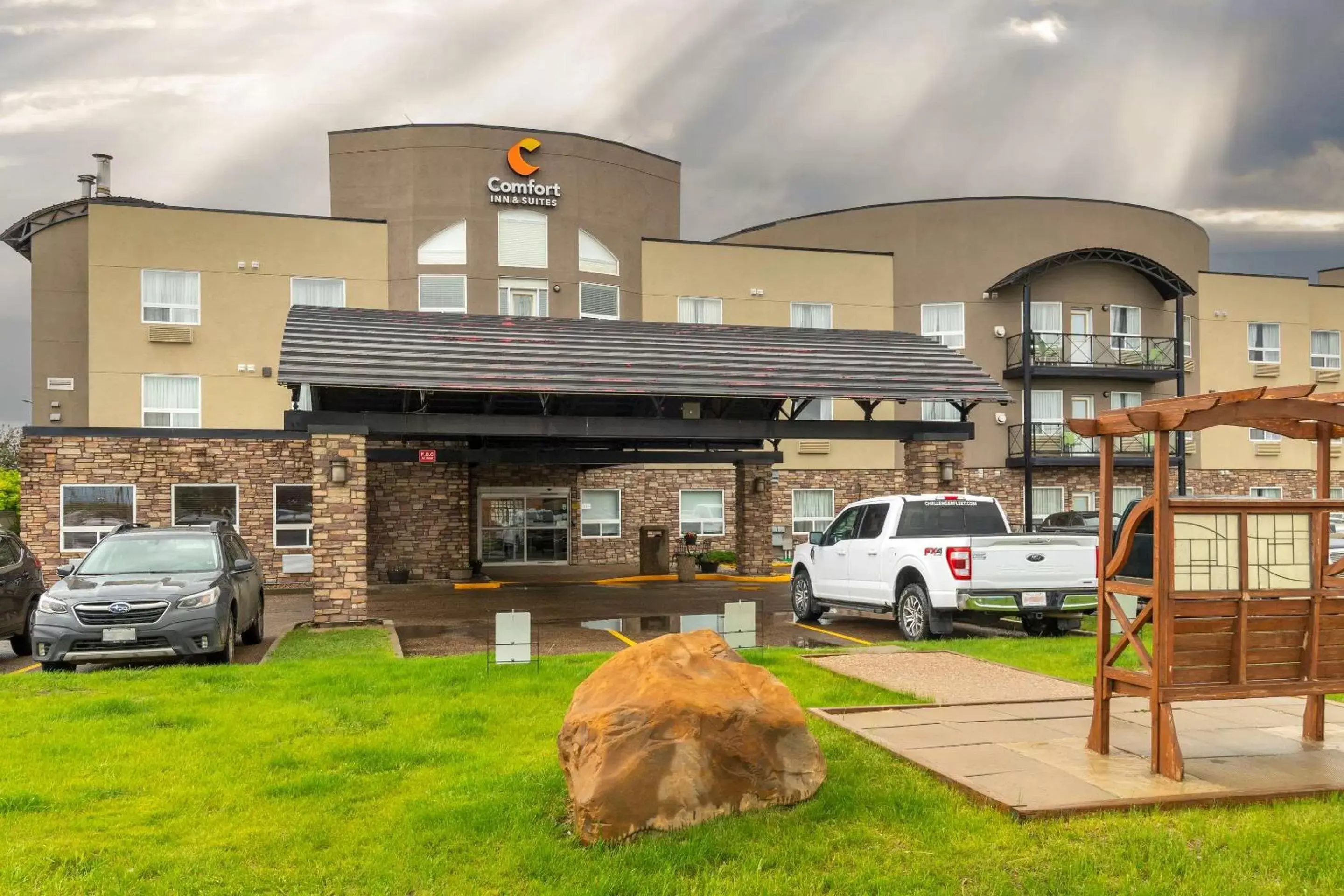 Property Building in Comfort Inn & Suites Medicine Hat