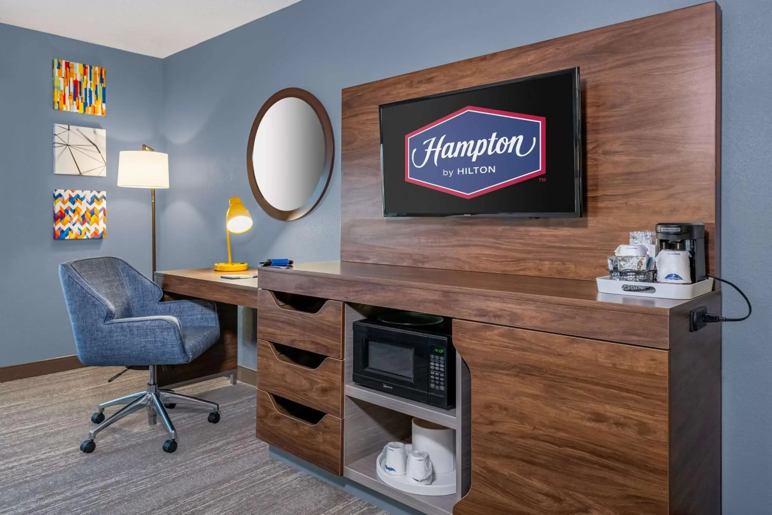 Bedroom, TV/Entertainment Center in Hampton Inn & Suites Hopkinsville