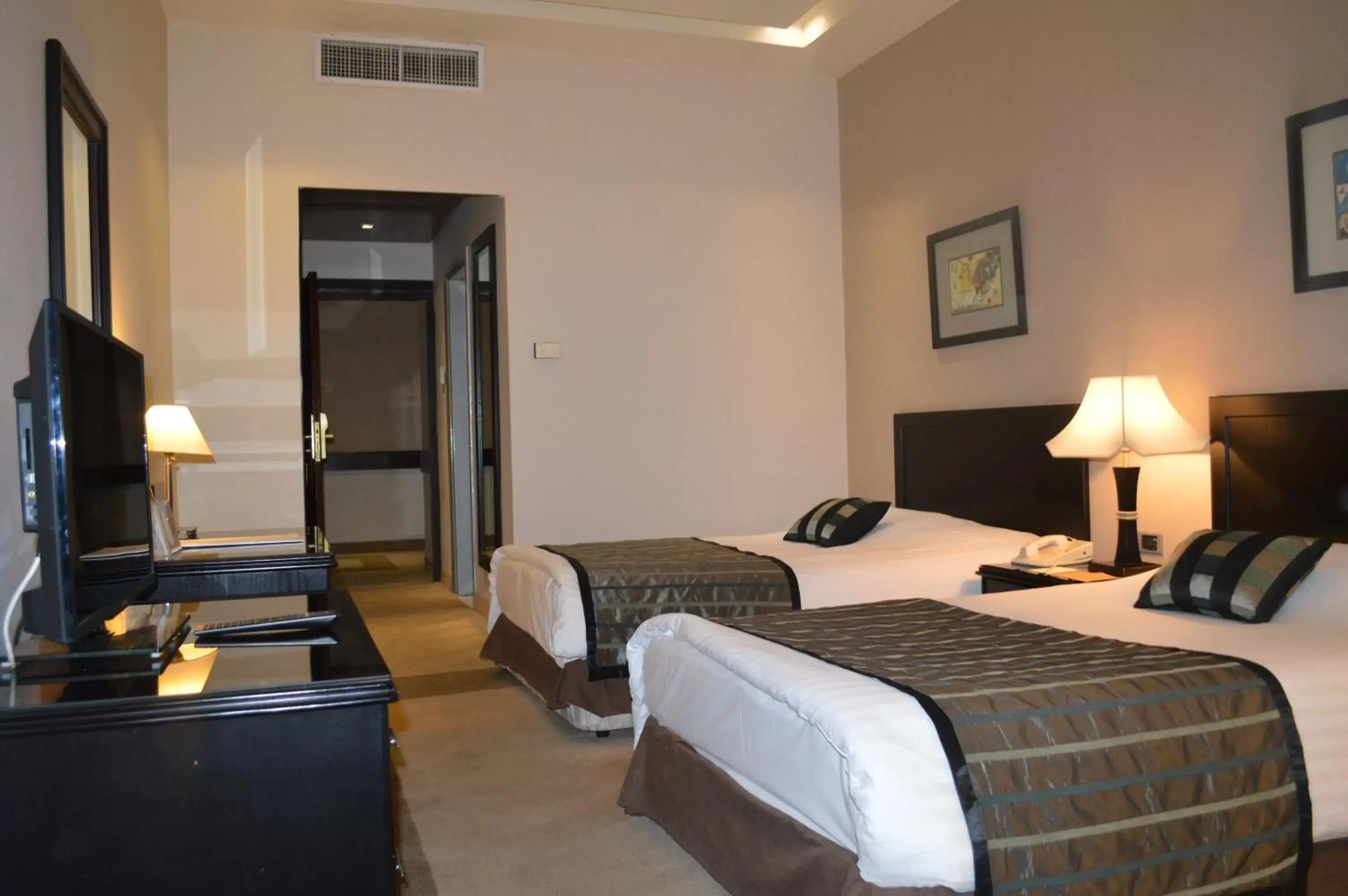 Bedroom, Bed in Century Park Hotel