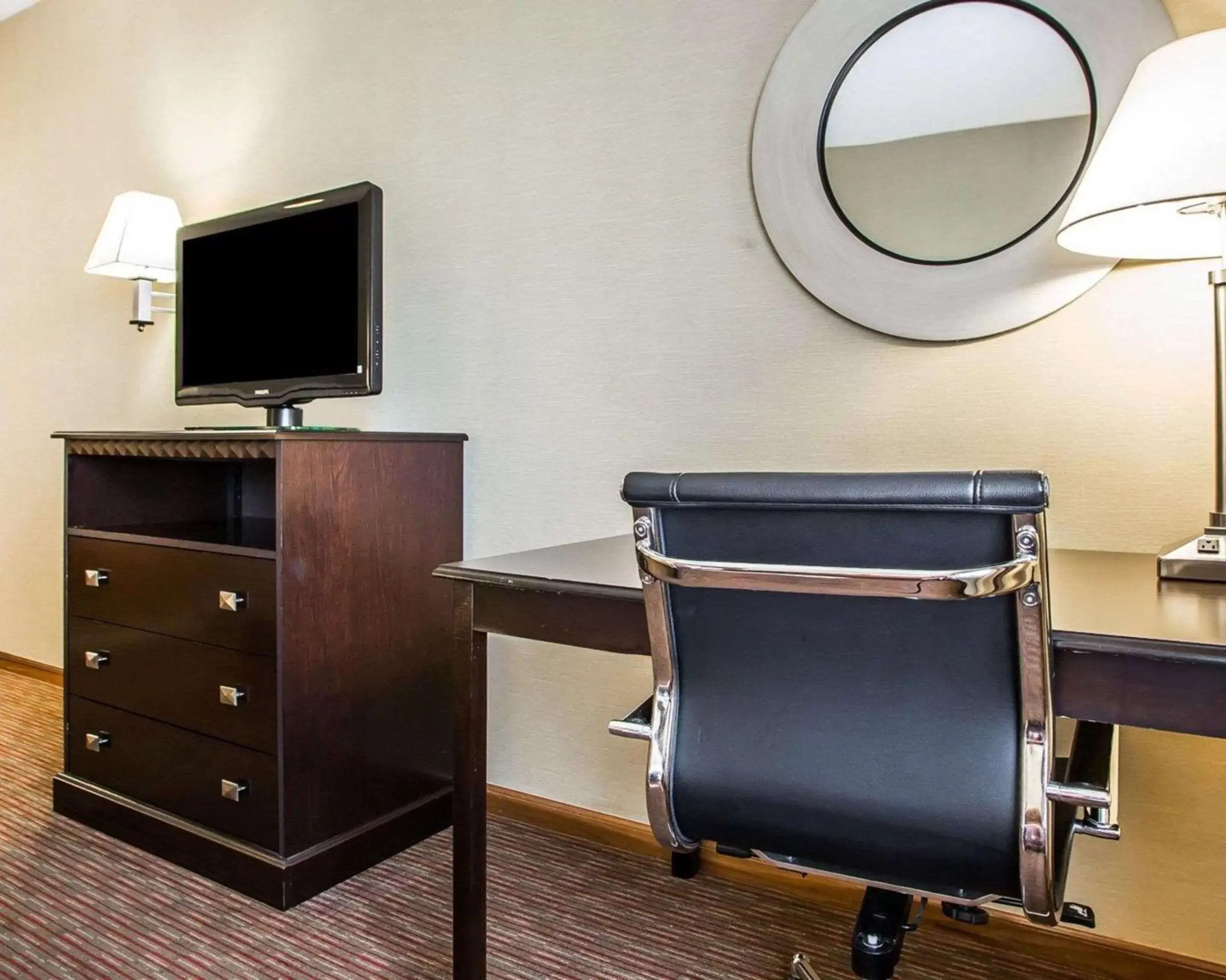 Photo of the whole room, TV/Entertainment Center in Quality Inn Greenville North