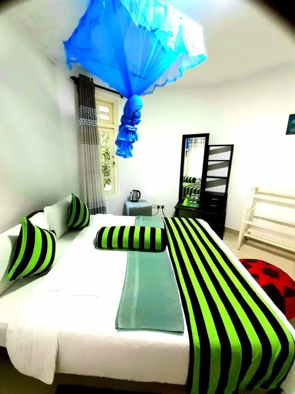 Bedroom, Bed in Green Lantern