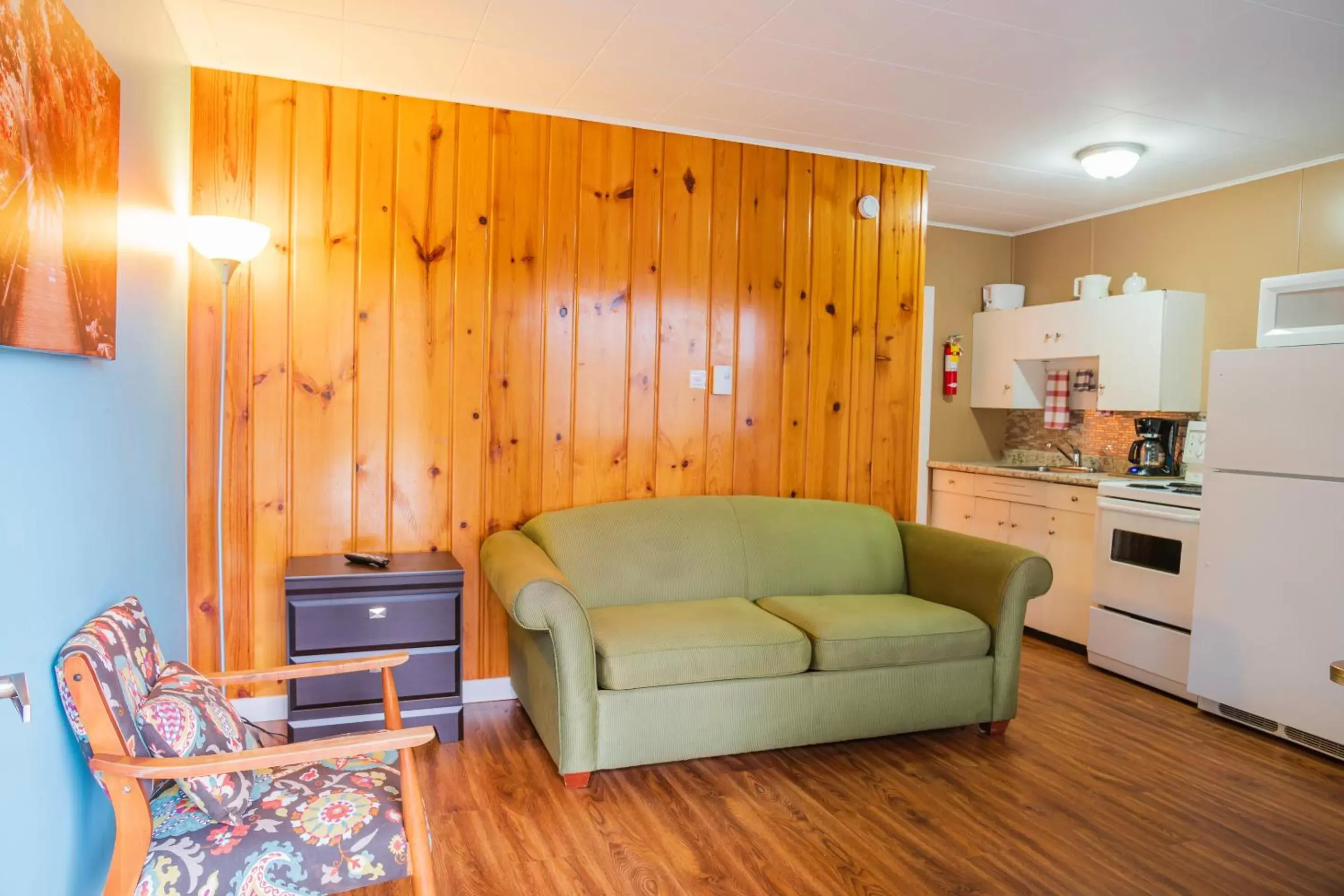 Kitchen or kitchenette, Seating Area in Lakeview Motel