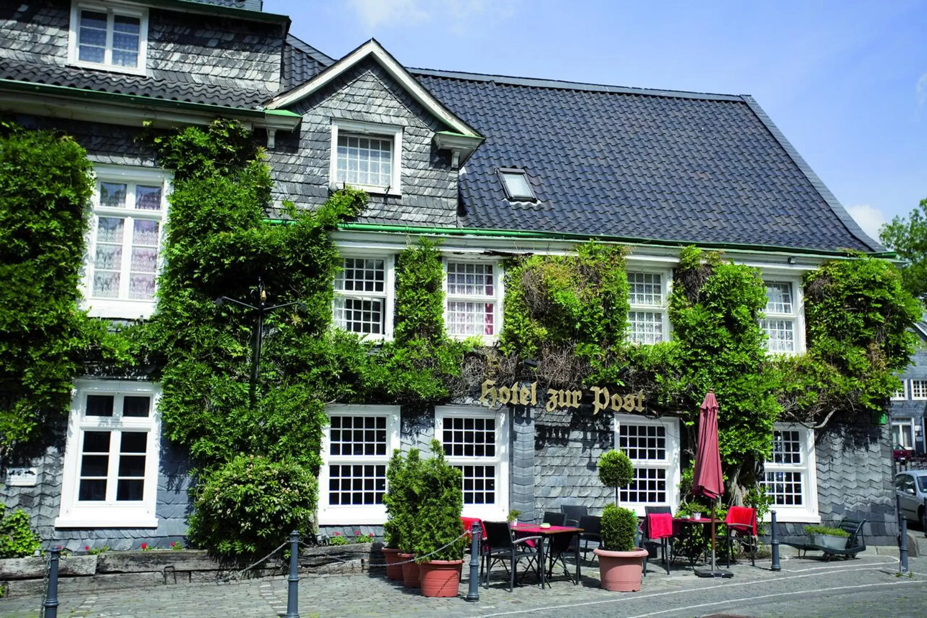 Facade/entrance, Property Building in Hotel Gräfrather Hof