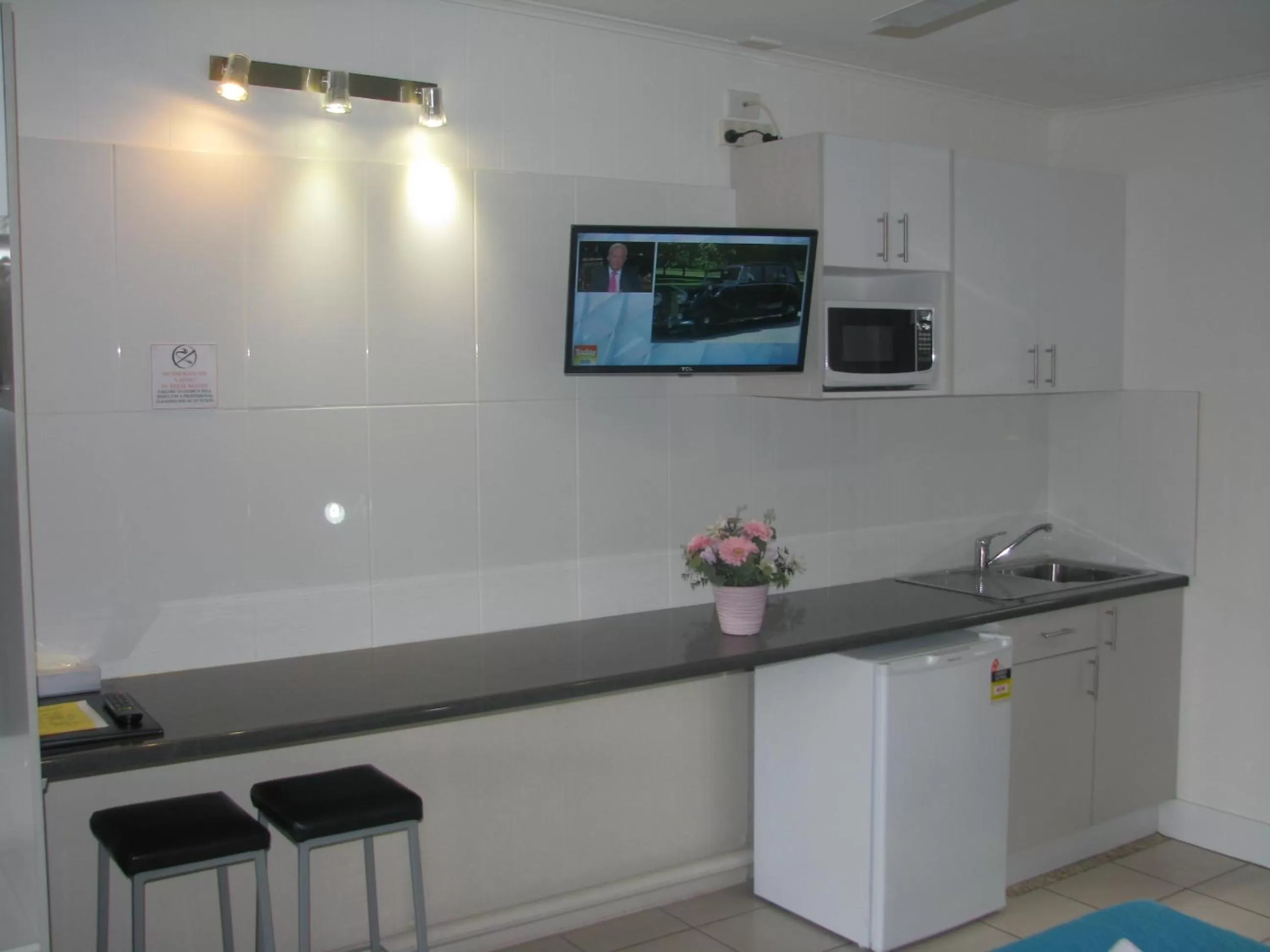 Kitchen or kitchenette, Kitchen/Kitchenette in Charm City Motel