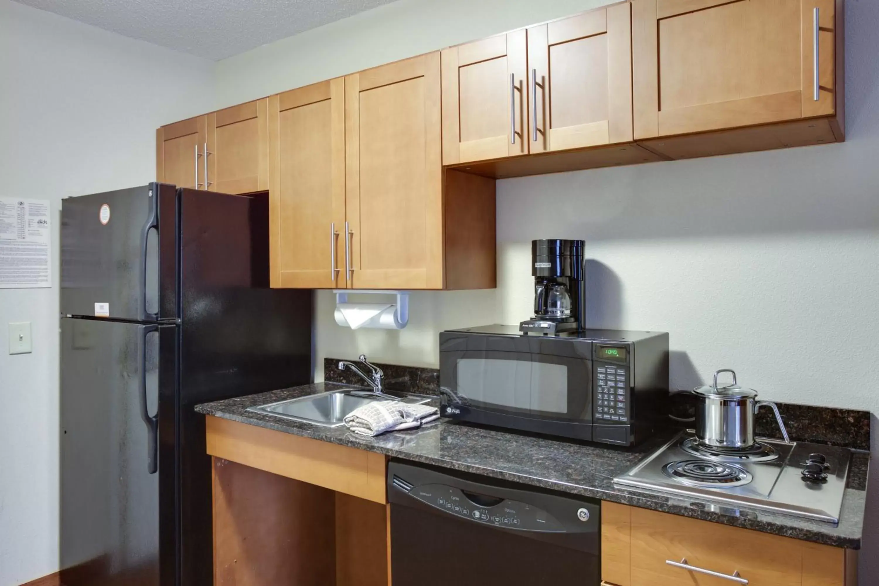Photo of the whole room, Kitchen/Kitchenette in Candlewood Suites Richmond Airport, an IHG Hotel