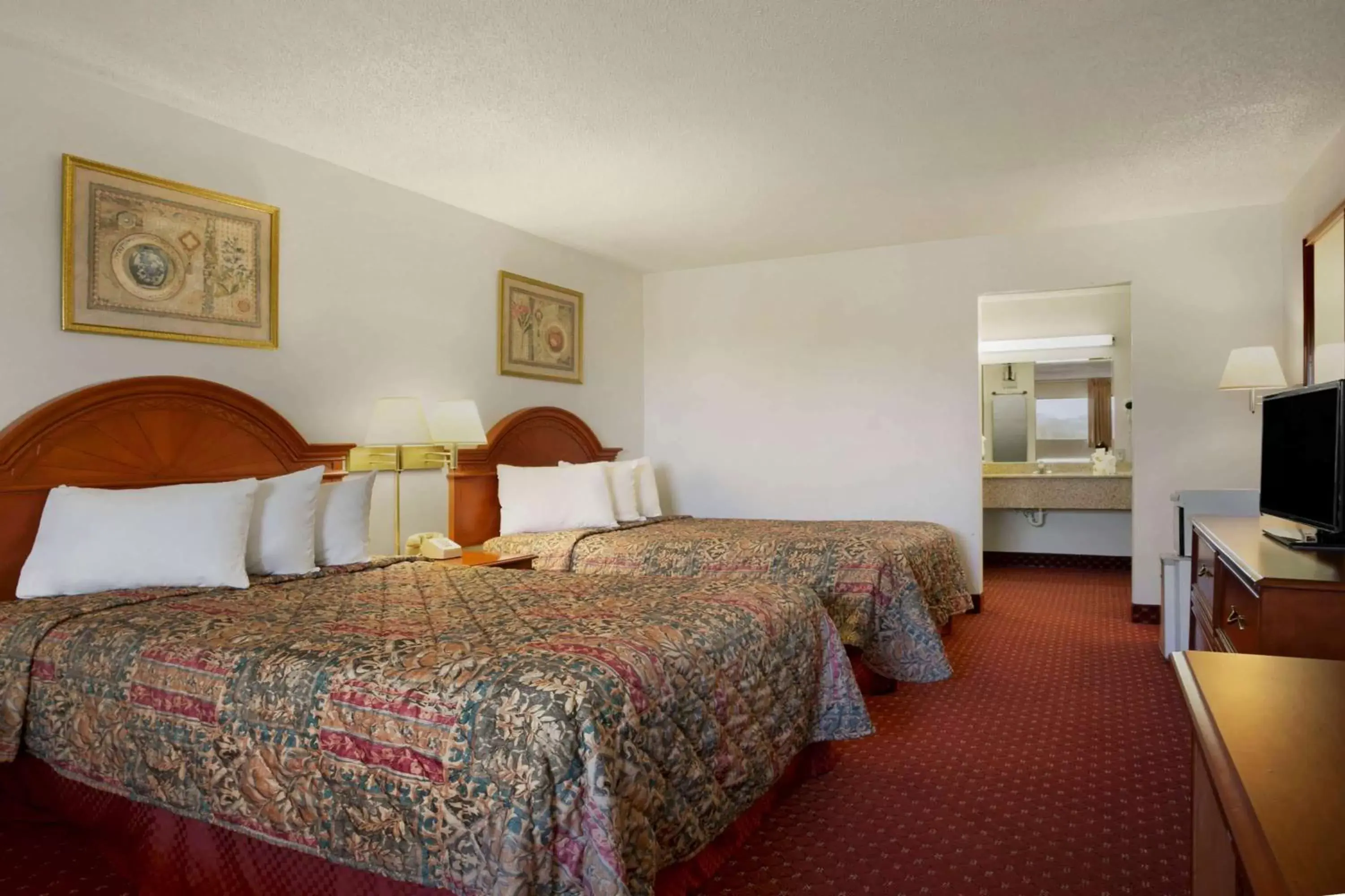 Photo of the whole room, Bed in Days Inn by Wyndham Huntington