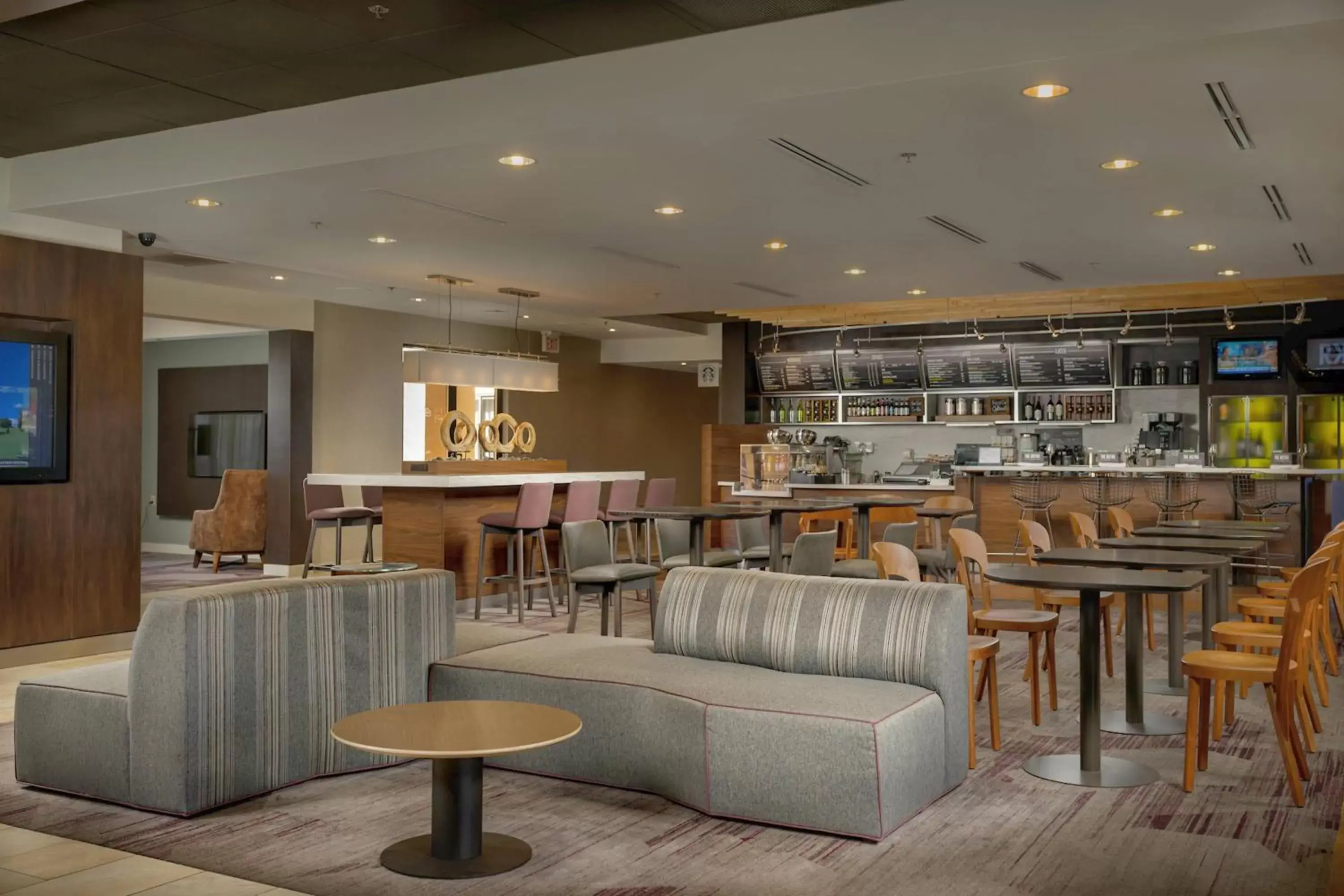 Lobby or reception, Lounge/Bar in Courtyard by Marriott New Haven Orange