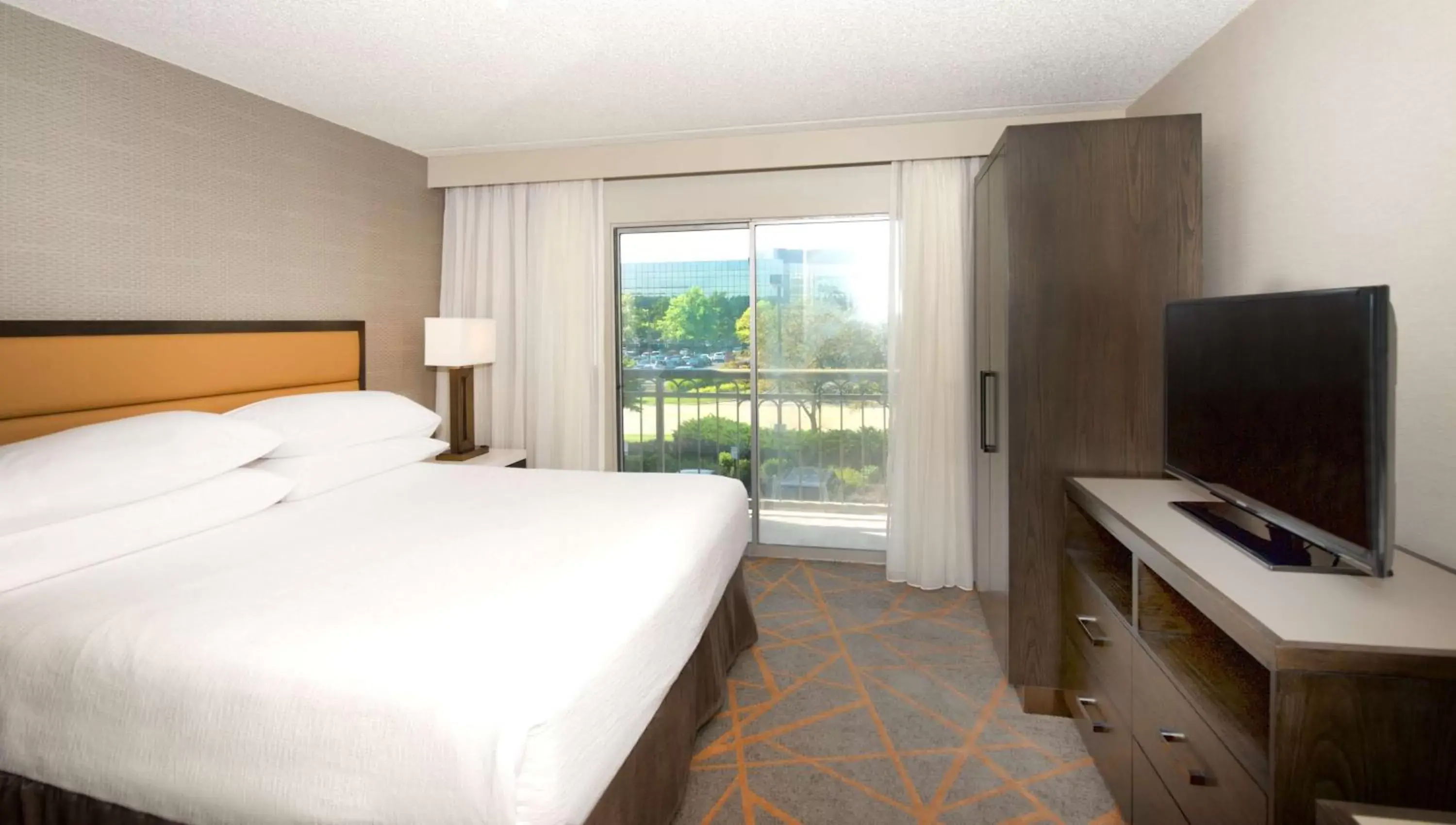 Photo of the whole room, Bed in Embassy Suites by Hilton Cincinnati Northeast - Blue Ash