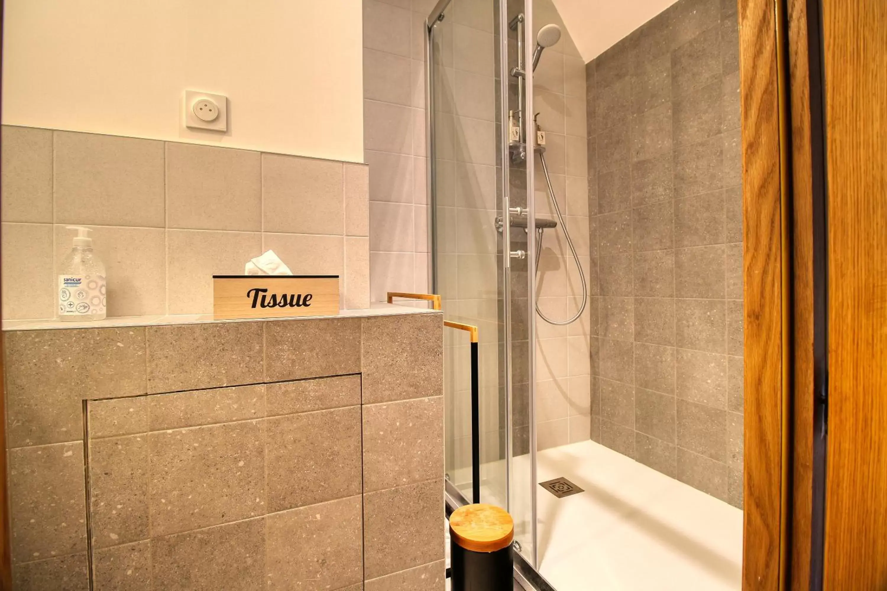 Shower, Bathroom in KERBELEG, ferme-manoir du XVè siècle, chambres grand confort