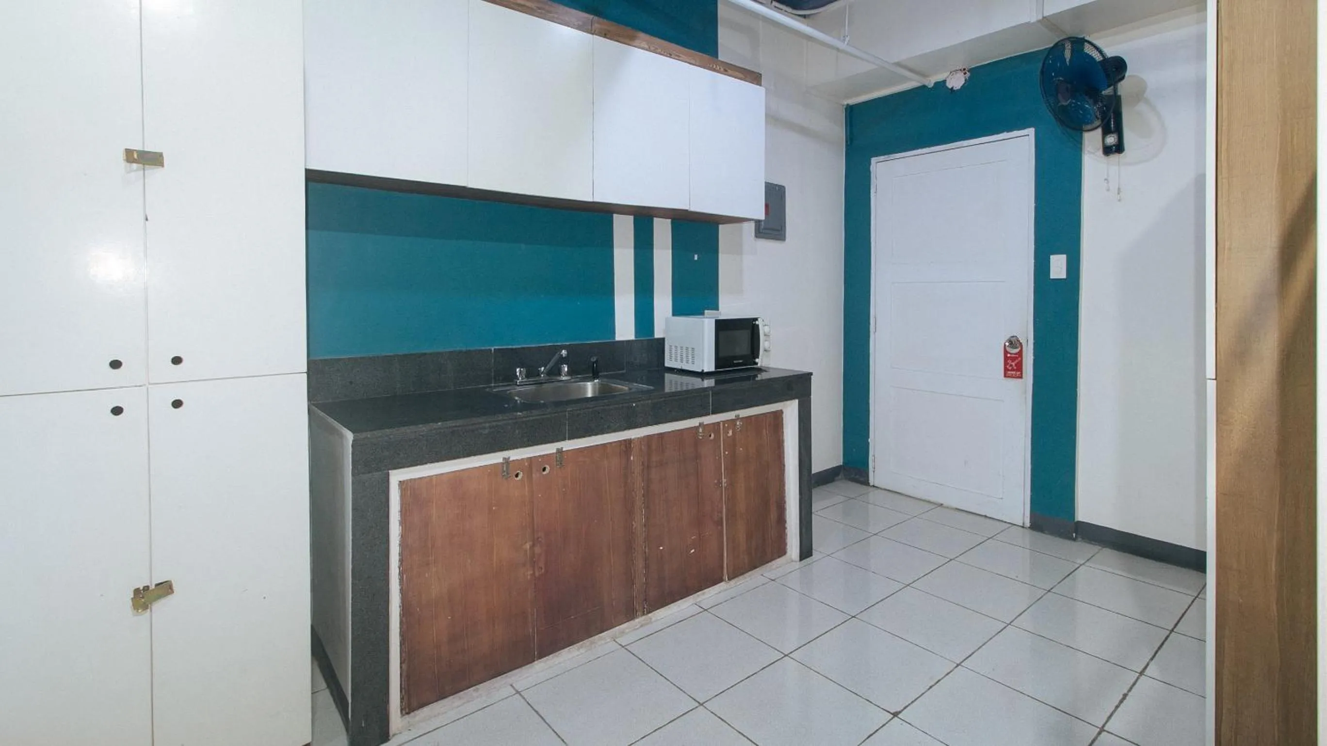 Kitchen or kitchenette in RedDoorz at Crowne One Condo
