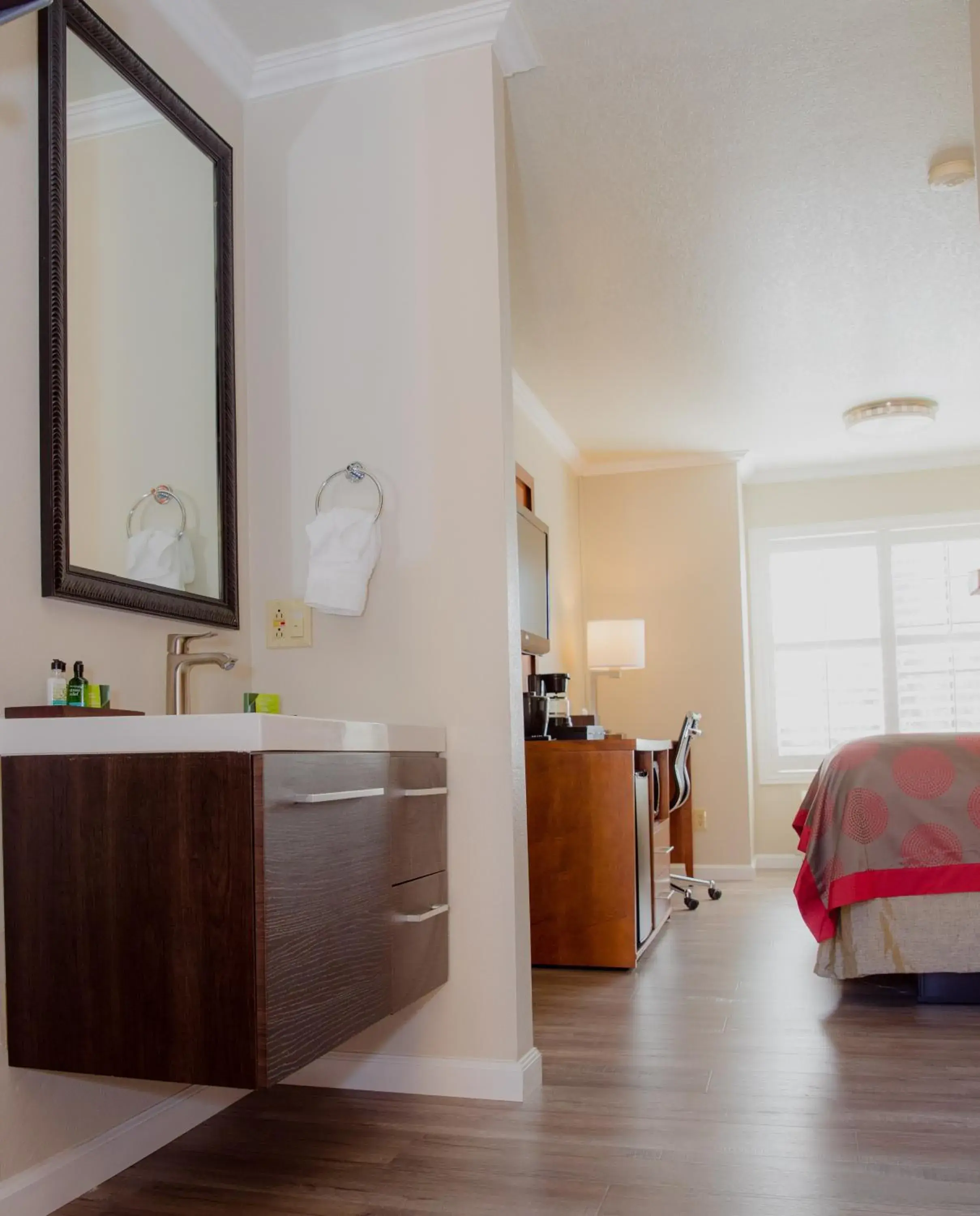 Bed in Ramada by Wyndham Mountain View Bed in Ramada by Wyndham Mountain View