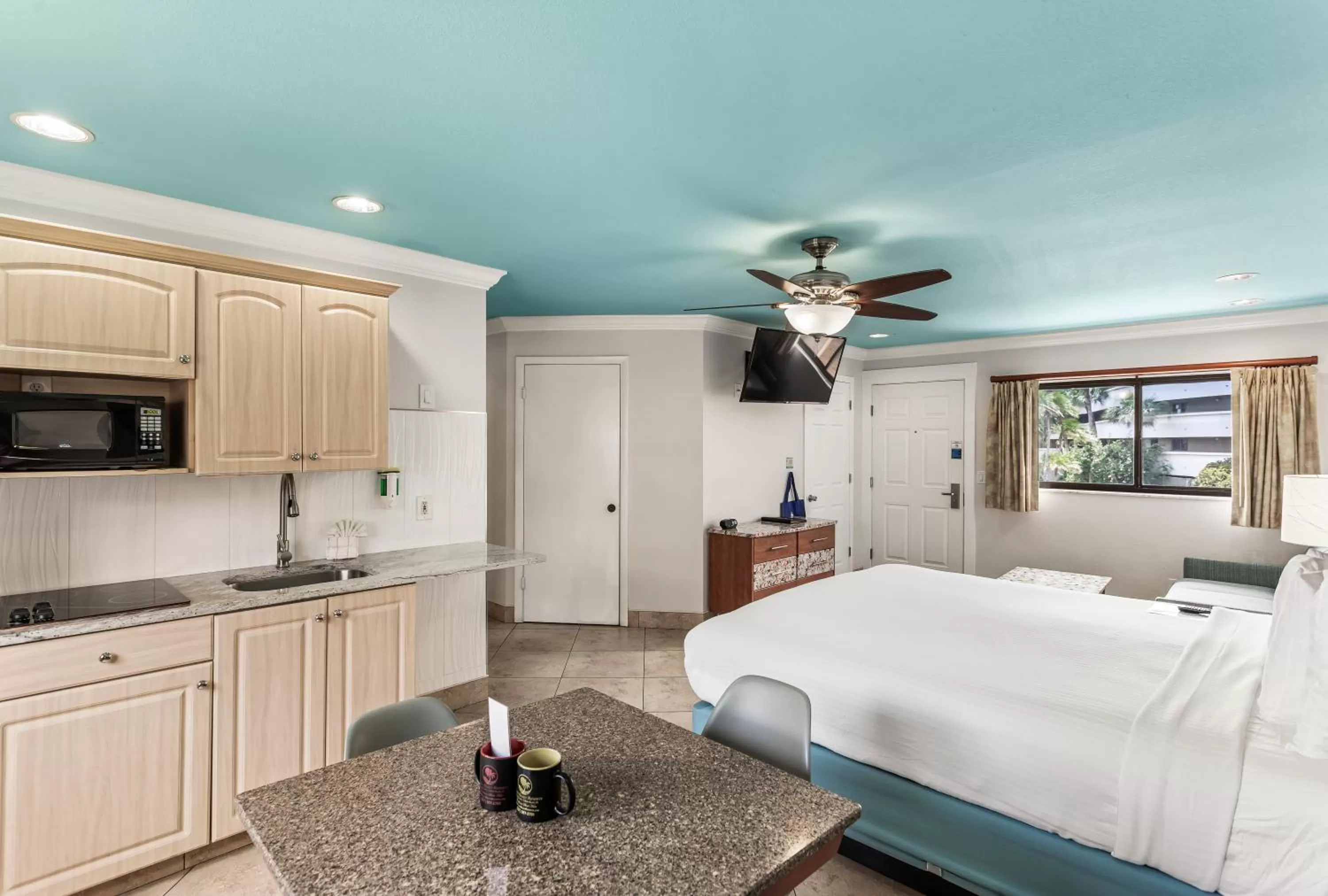 Coffee/tea facilities, Bed in Plaza Beach Hotel - Beachfront Resort