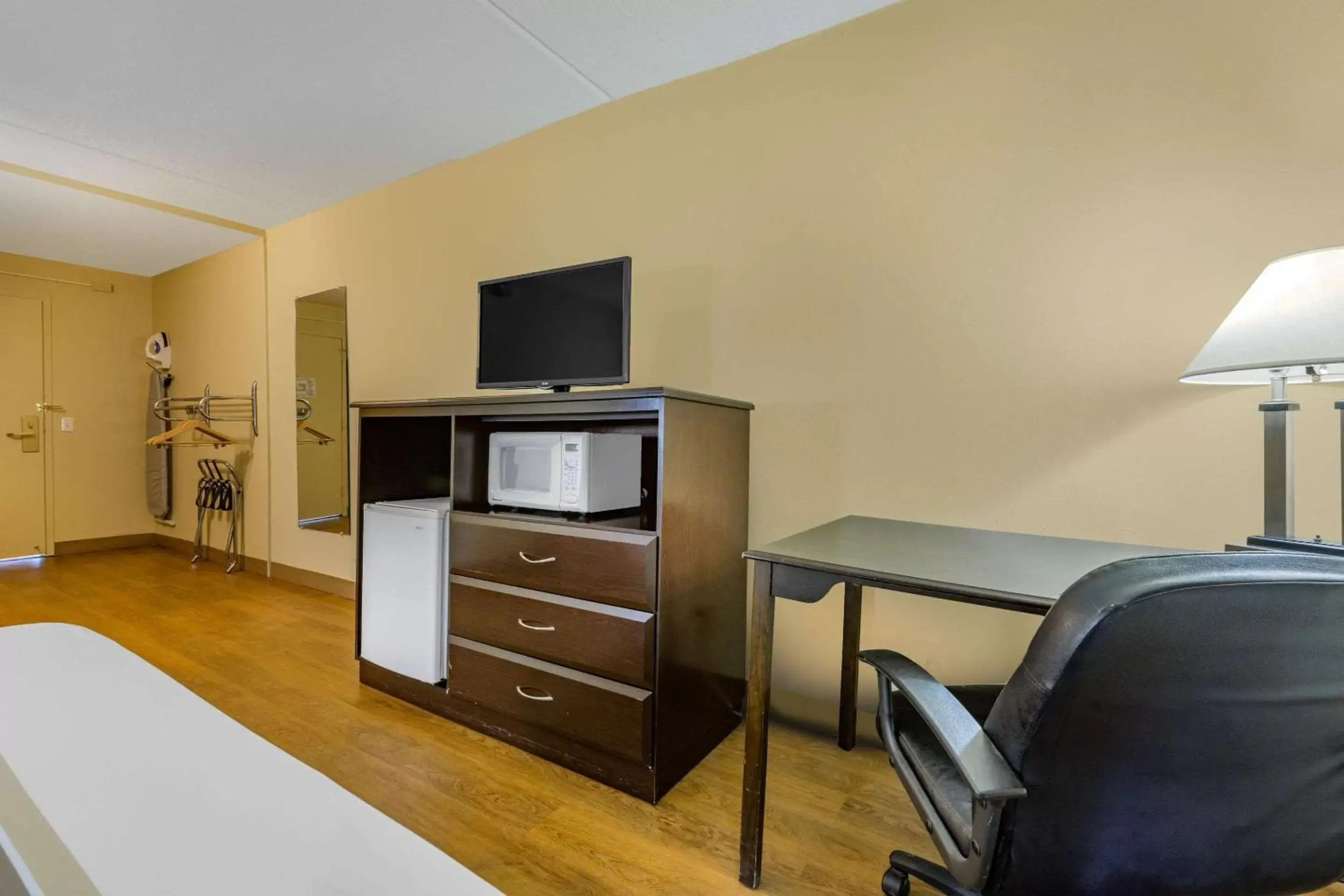 Photo of the whole room, TV/Entertainment Center in Econo Lodge Inn & Suites Triadelphia