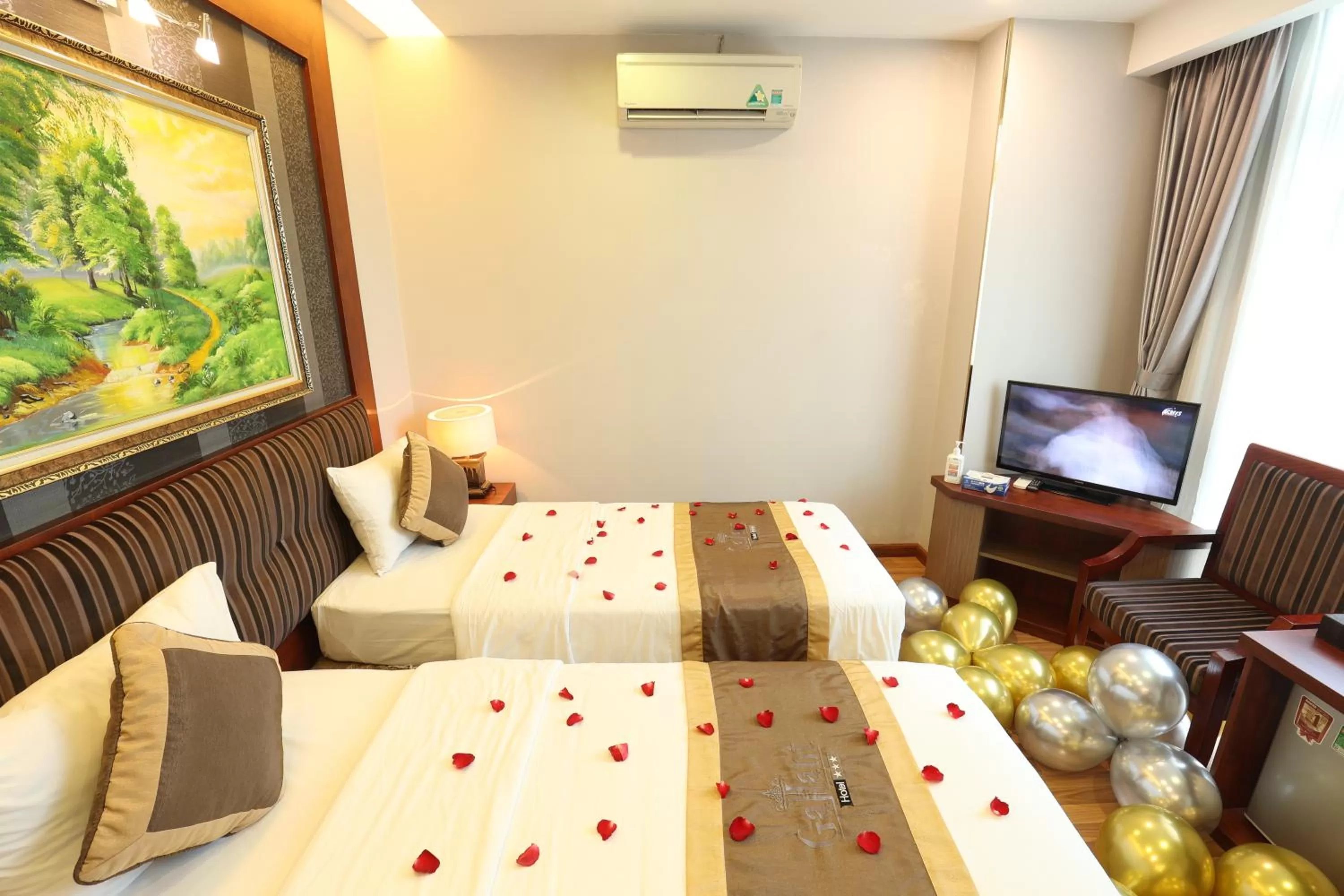 Communal lounge/ TV room, Bed in Gallant Hotel