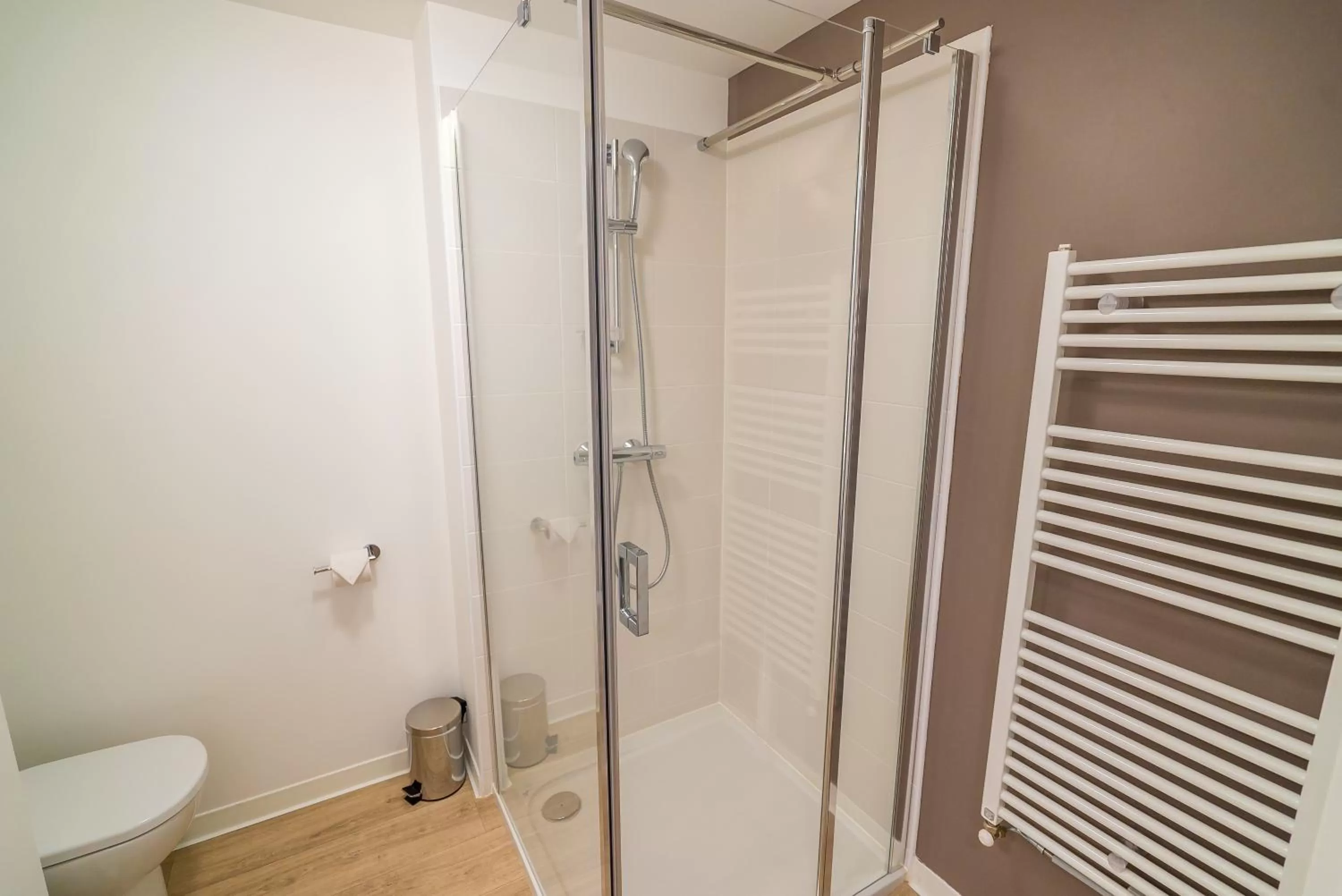 Shower in All Suites Appart Hôtel - Choisy-le-Roi