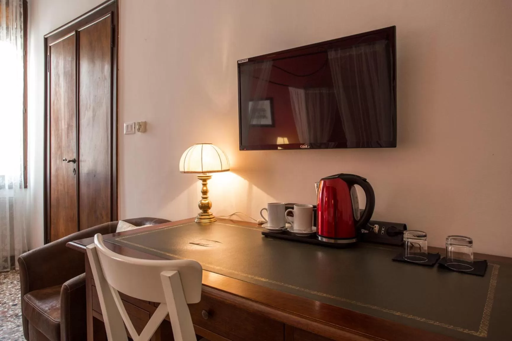 Coffee/tea facilities, TV/Entertainment Center in Ca' Santo Spirito B&B