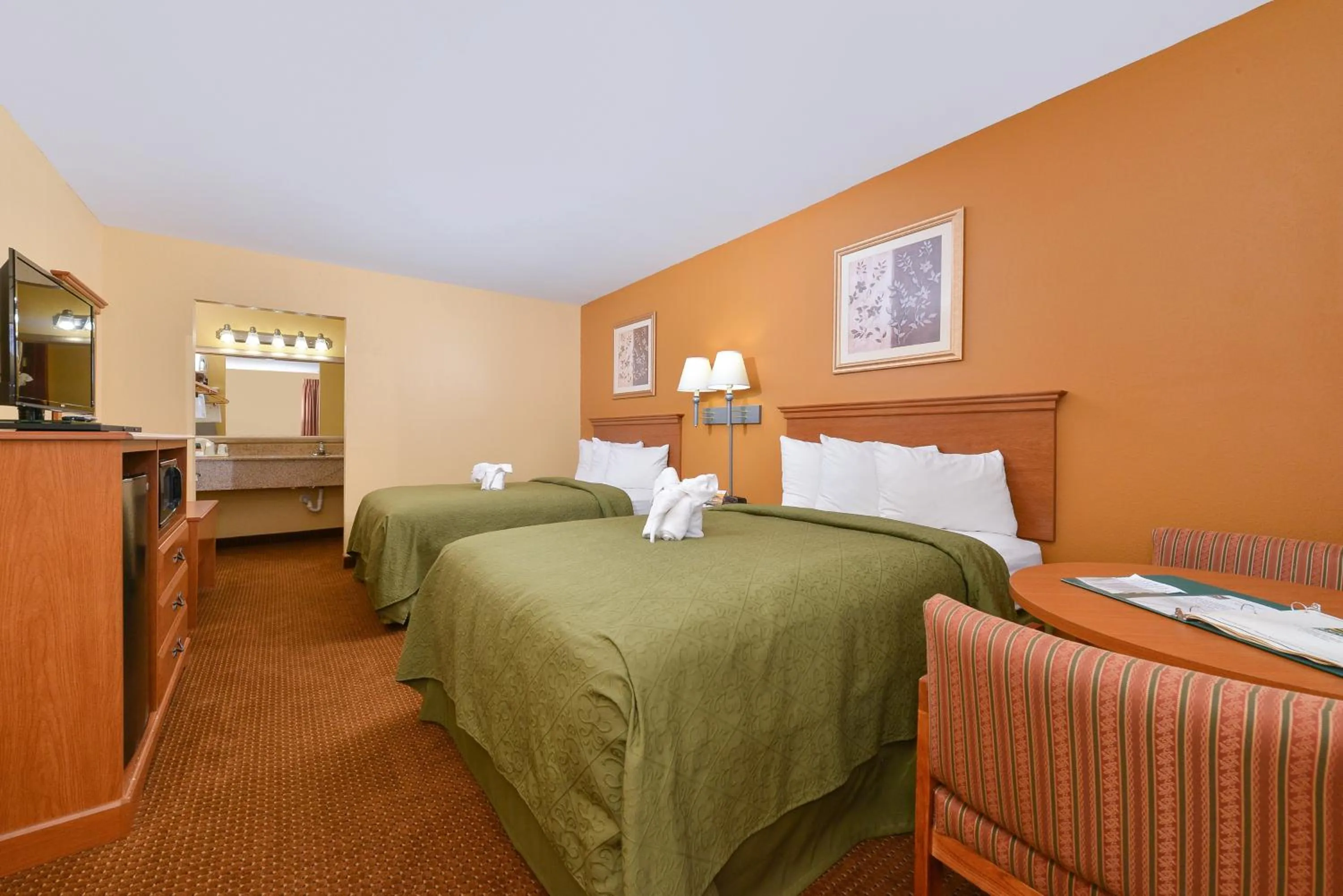 Bedroom, Bed in Quality Inn & Suites Cartersville North