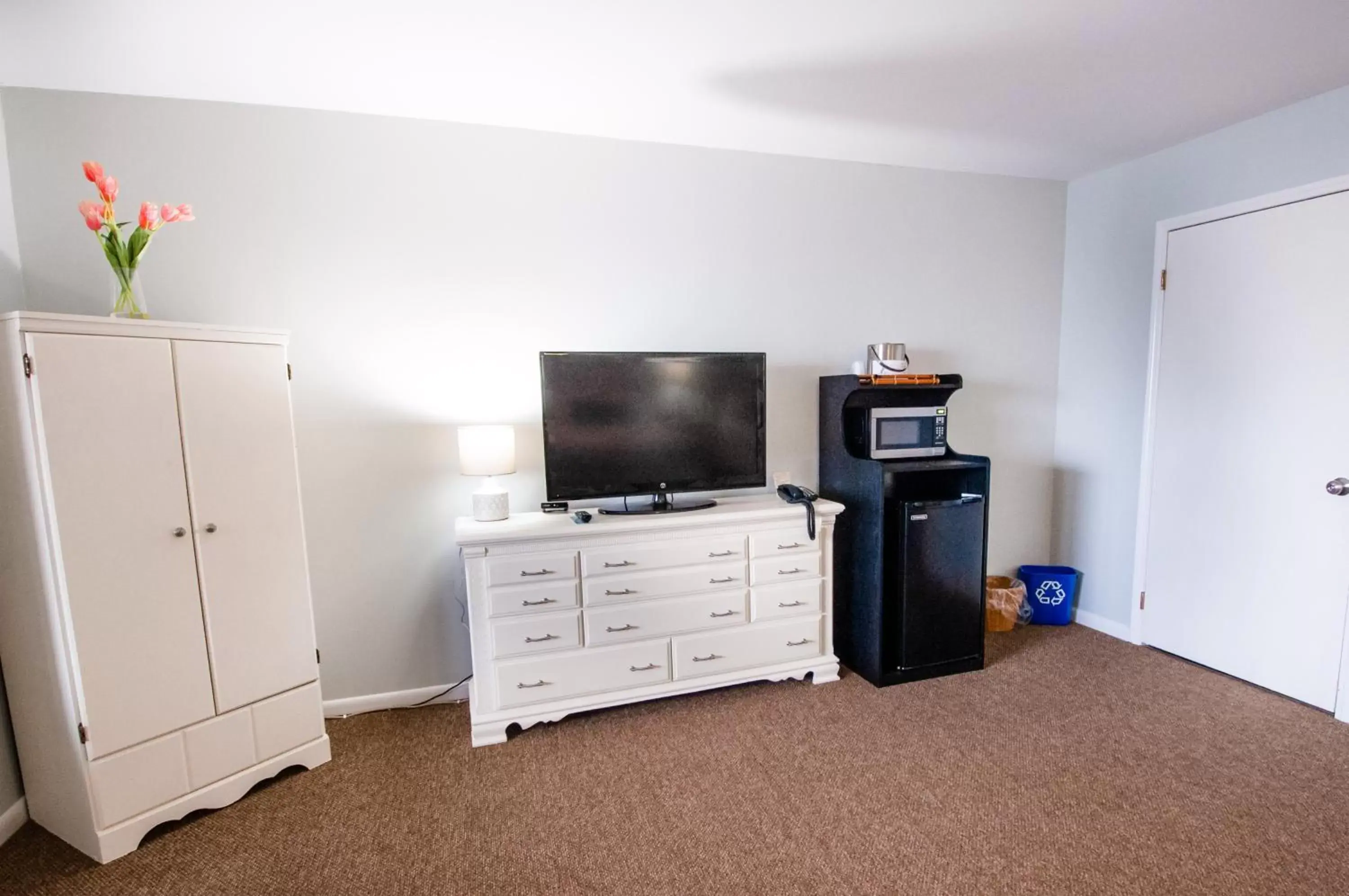 Photo of the whole room, TV/Entertainment Center in East Shore Lodging