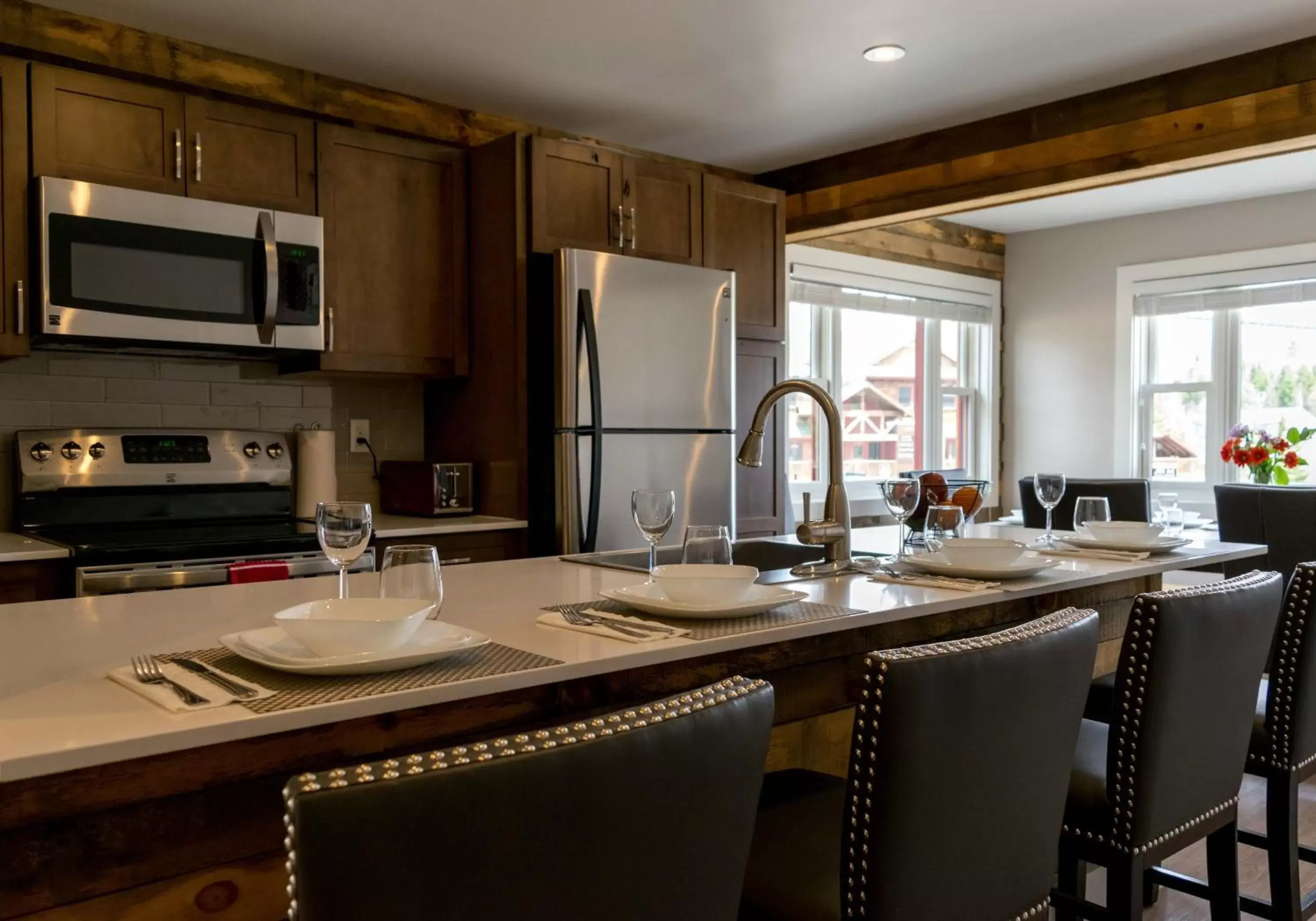 Dining area, Kitchen/Kitchenette in Lake Placid Inn: Residences