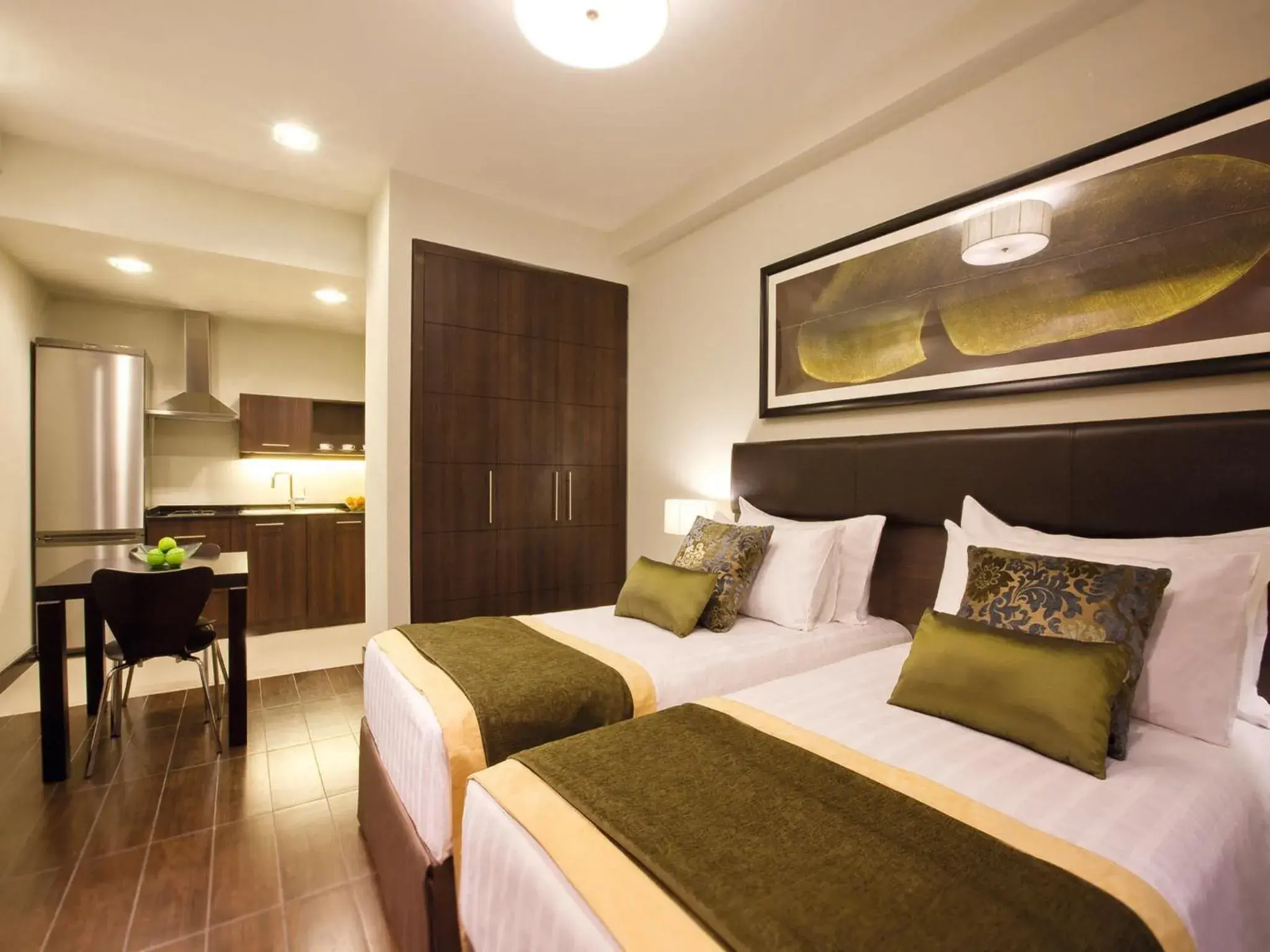 Kitchen or kitchenette, Bed in Moevenpick Hotel Apartments The Square