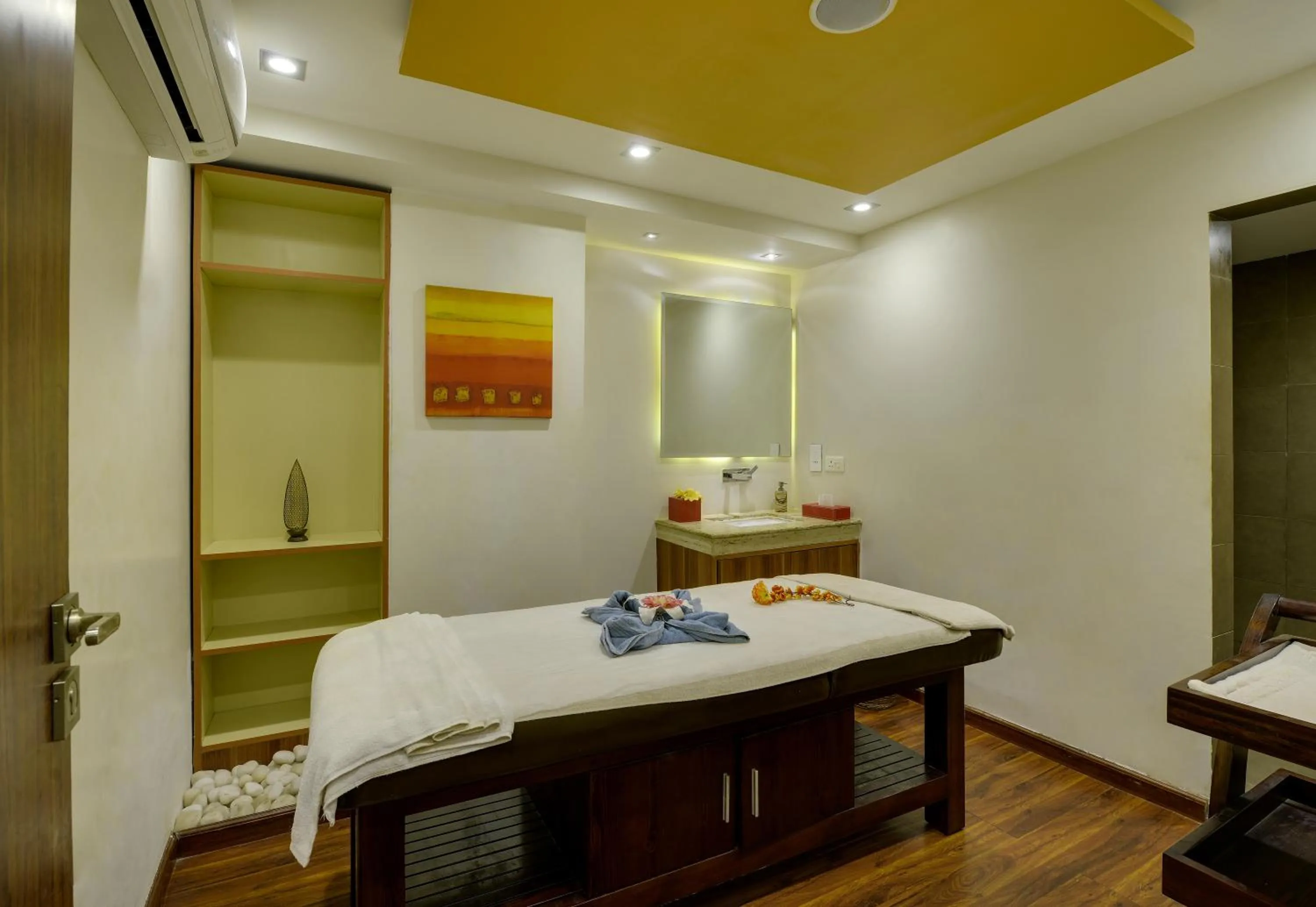 Spa and wellness centre/facilities, Bed in Nidhivan Sarovar Portico Vrindavan