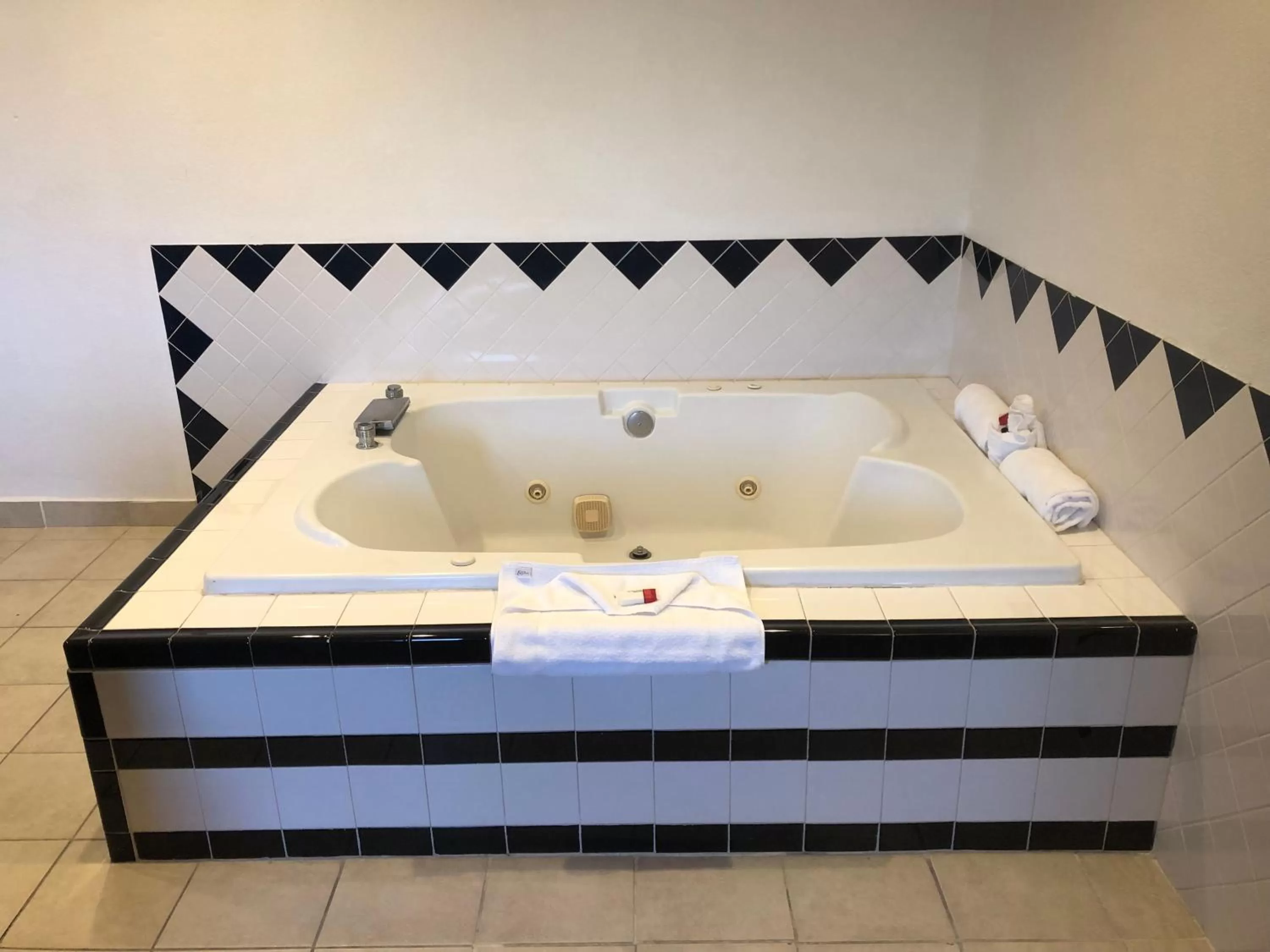 Photo of the whole room, Bed in Super 8 by Wyndham The Dalles OR