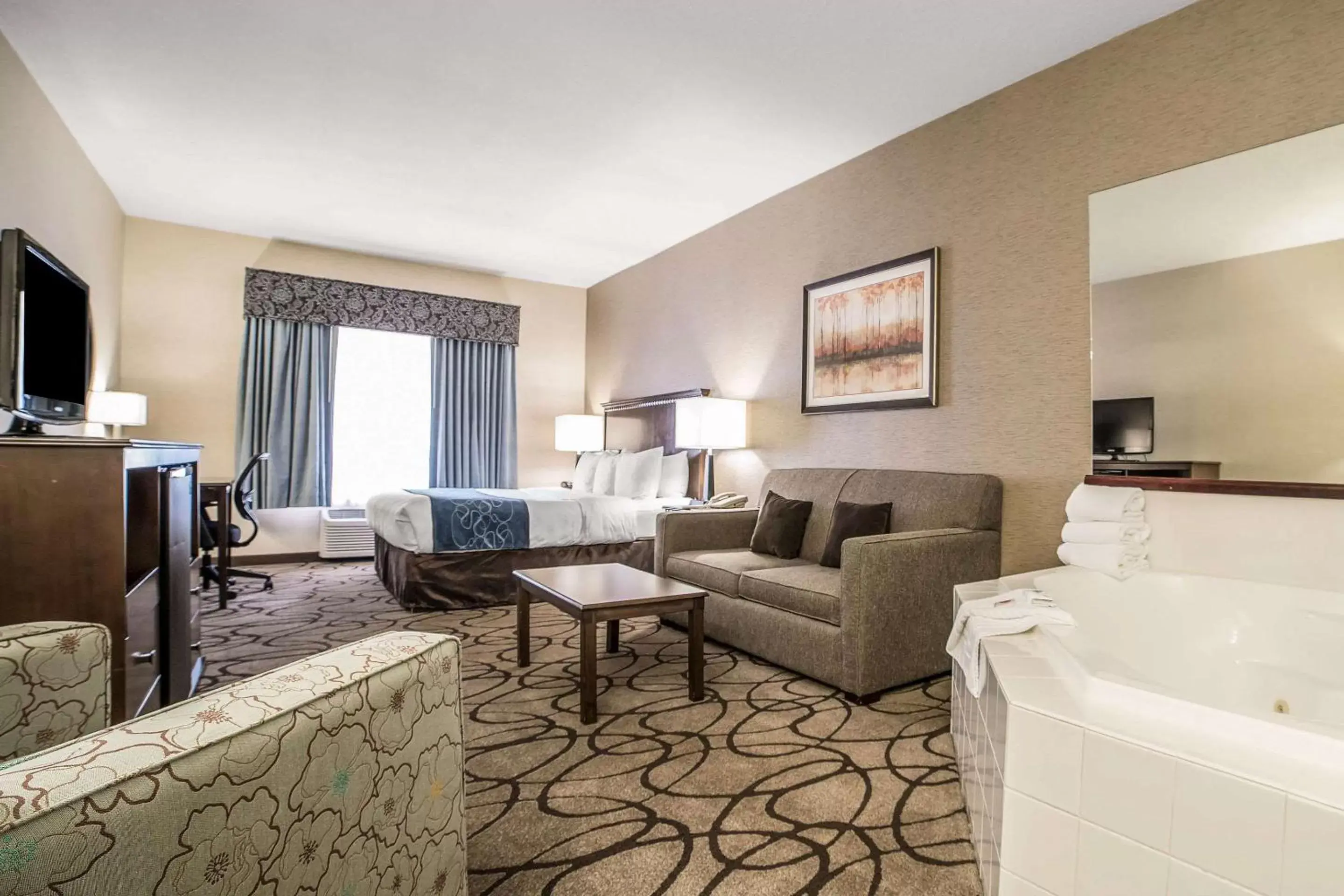 Photo of the whole room, Seating Area in Comfort Suites Airport Salt Lake City