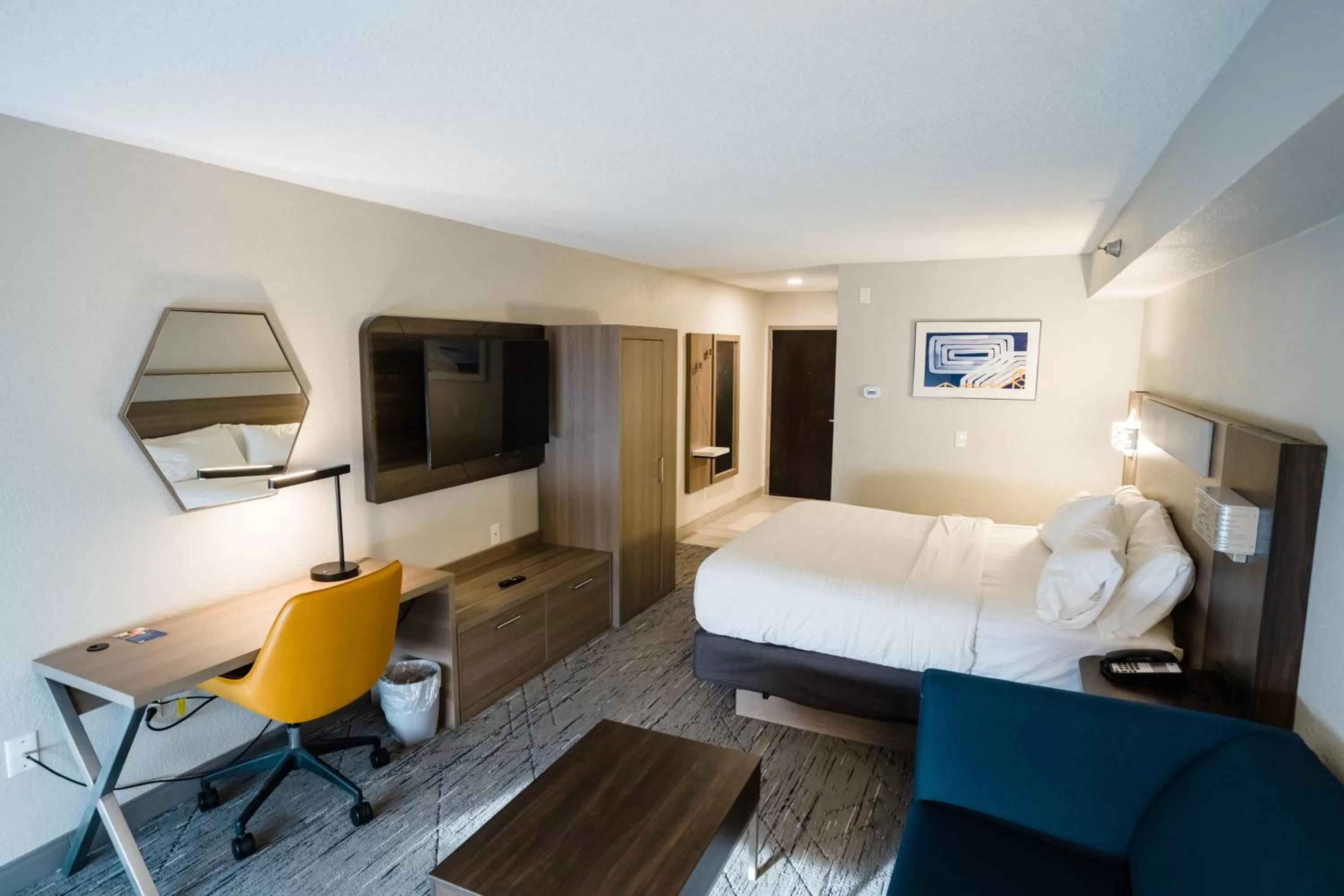 Photo of the whole room, Bed in Holiday Inn Express Hotel & Suites Knoxville-North-I-75 Exit 112 by IHG