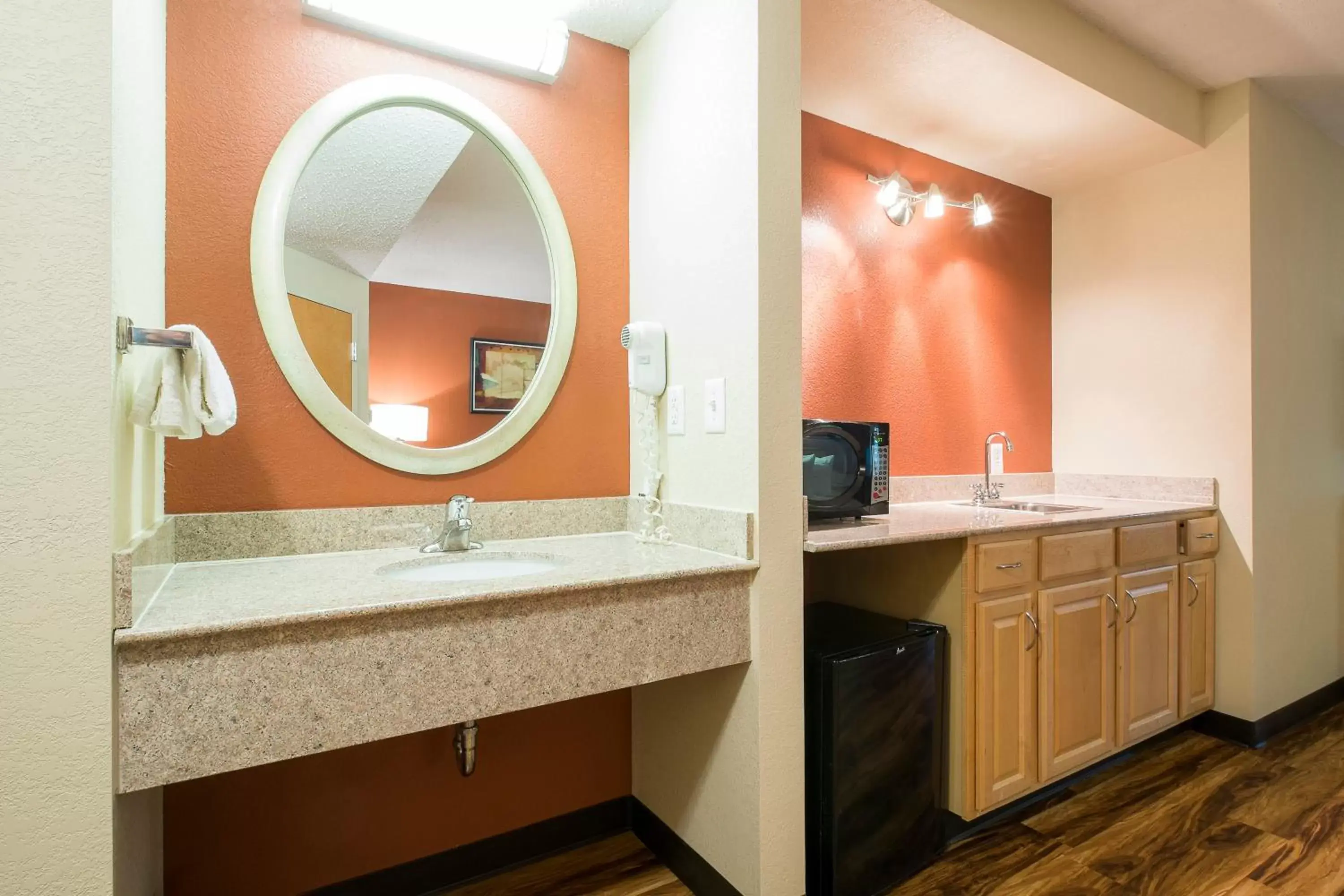 Bathroom in Red Roof Inn & Suites Philadelphia - Bellmawr