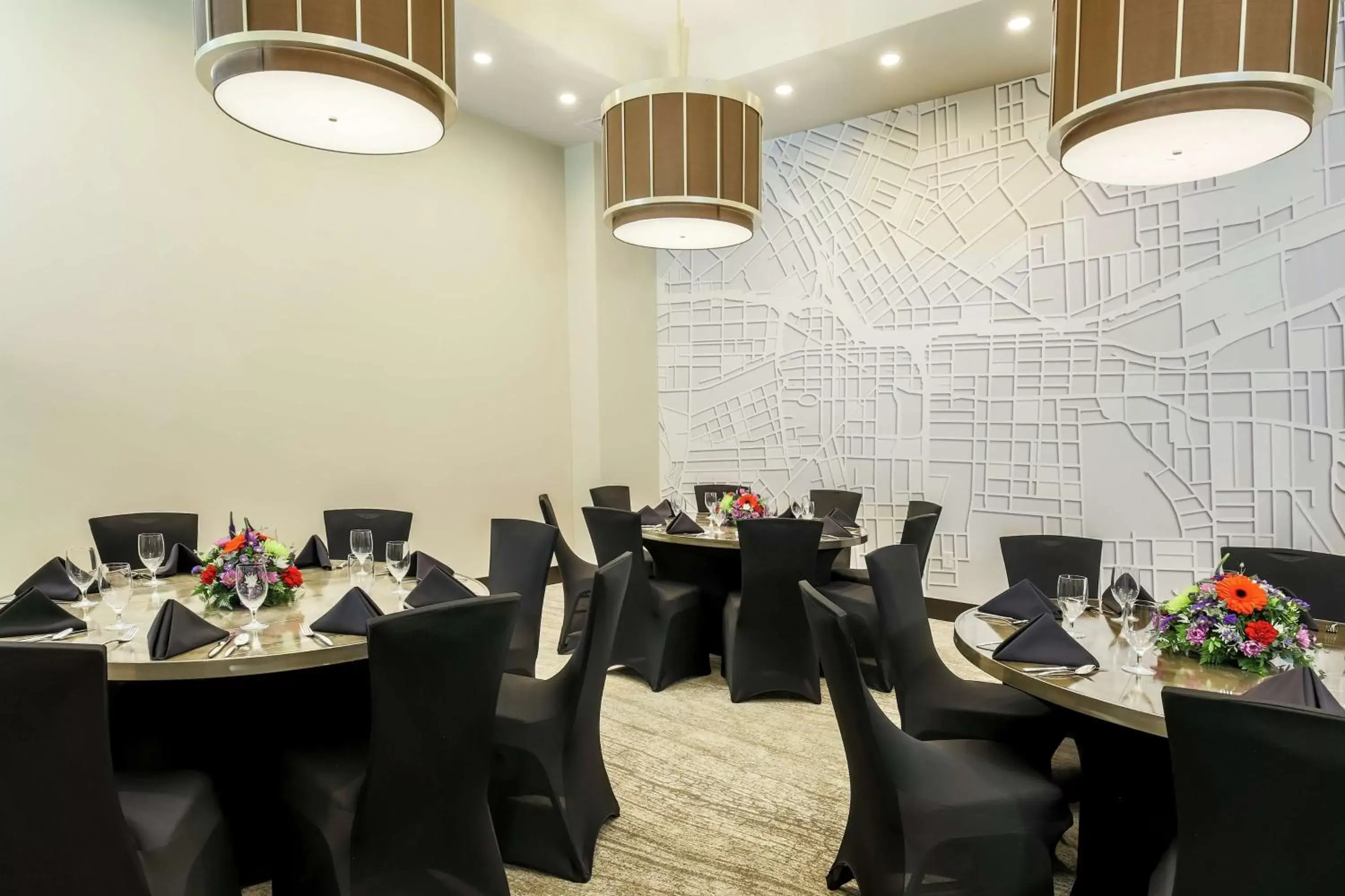 Meeting/conference room, Restaurant/Places to Eat in Embassy Suites By Hilton Syracuse Destiny USA