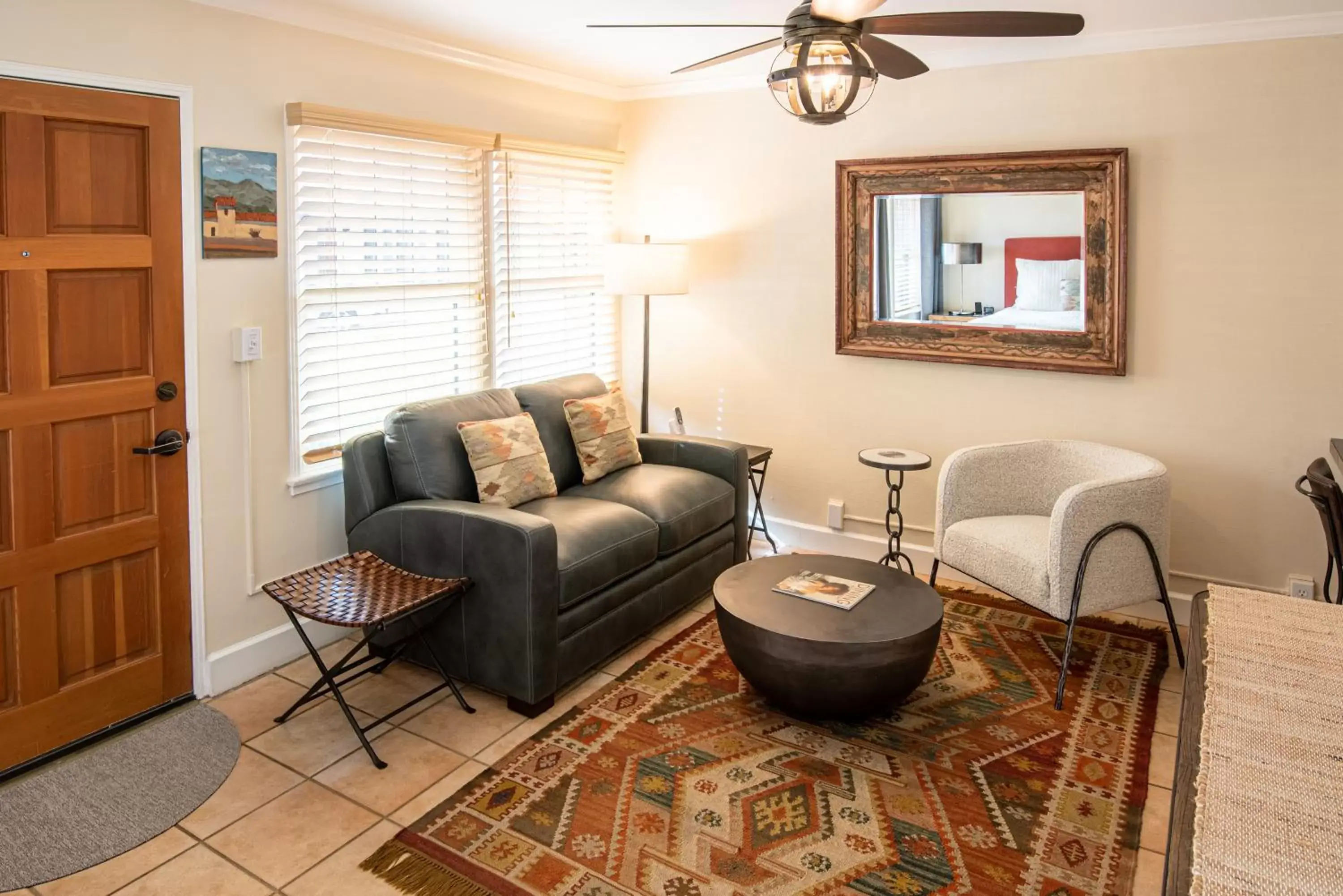 Photo of the whole room, Seating Area in Harbor House Inn