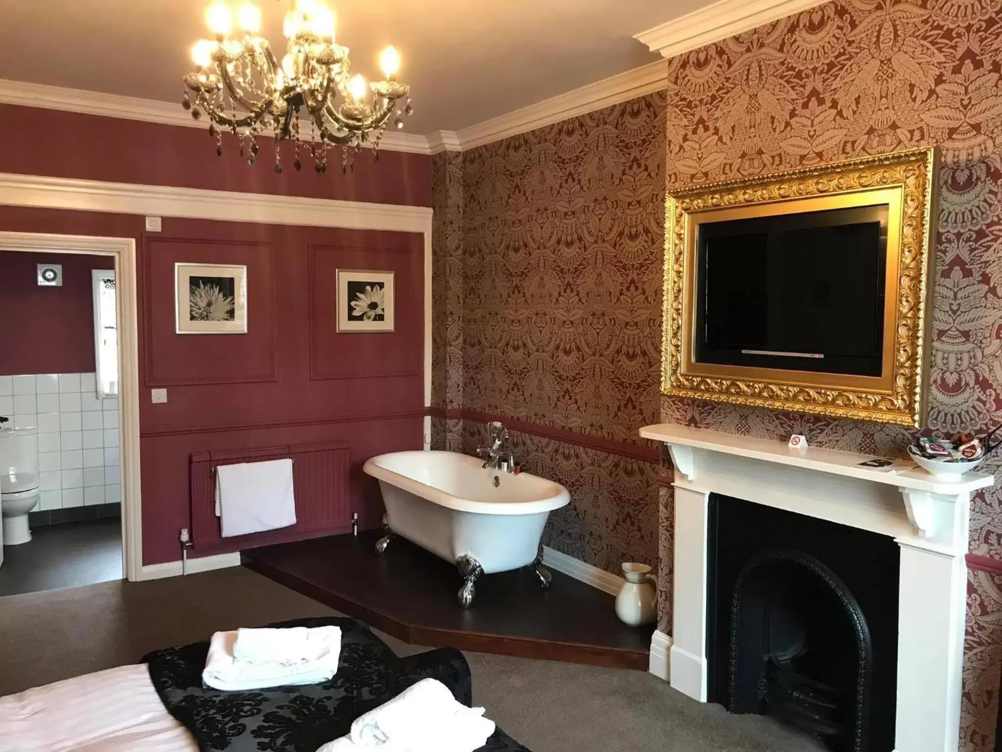 Bedroom, Bathroom in The Lady Elizabeth
