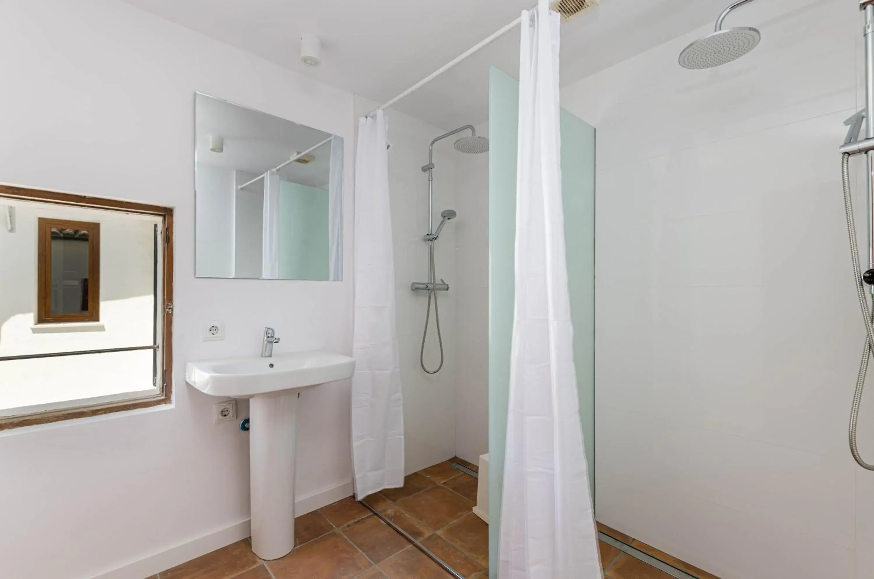 Shower, Bathroom in Urban Hostel Palma - Albergue Juvenil - Youth Hostel