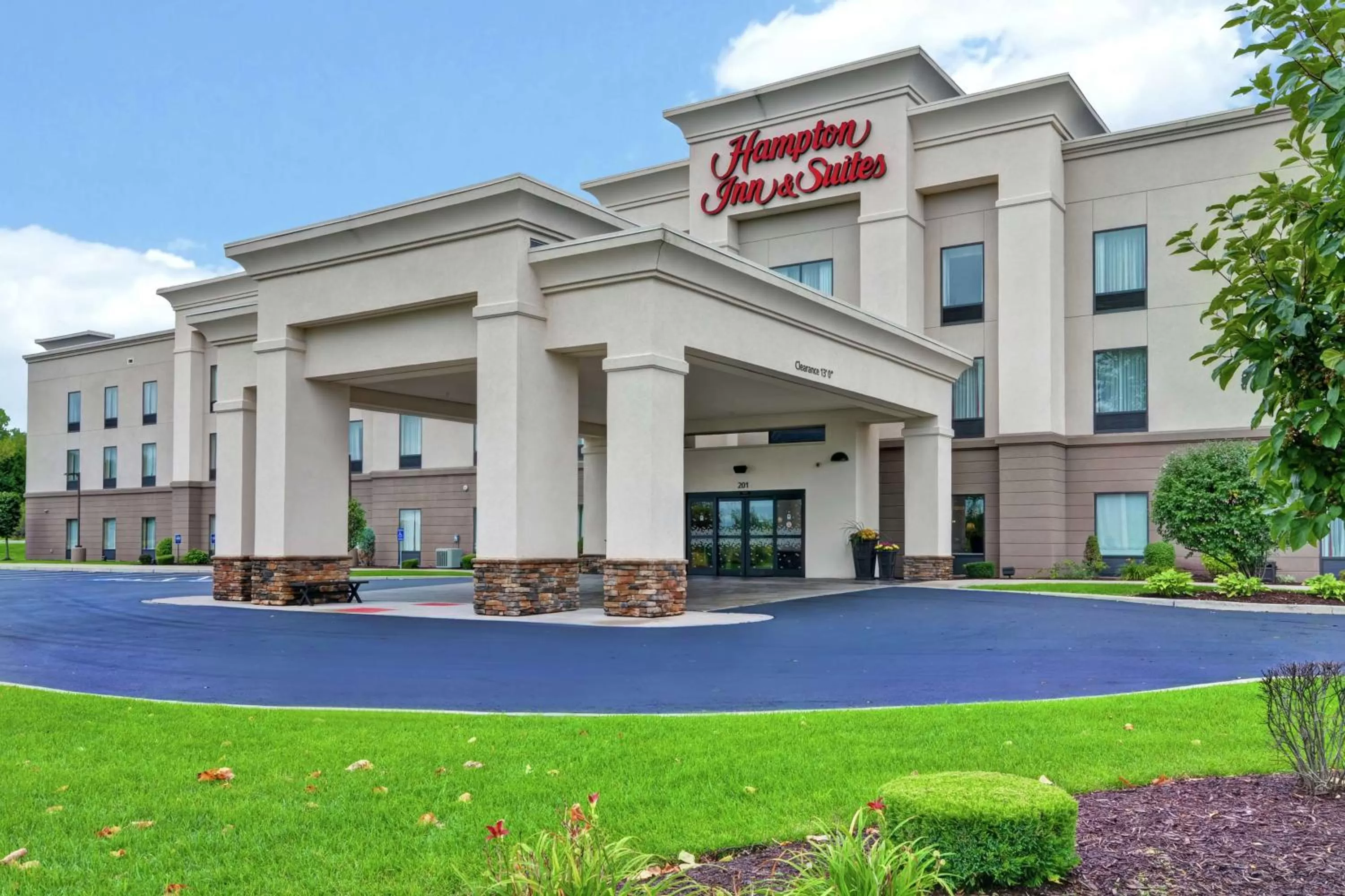 Property building in Hampton Inn and Suites New Hartford/Utica