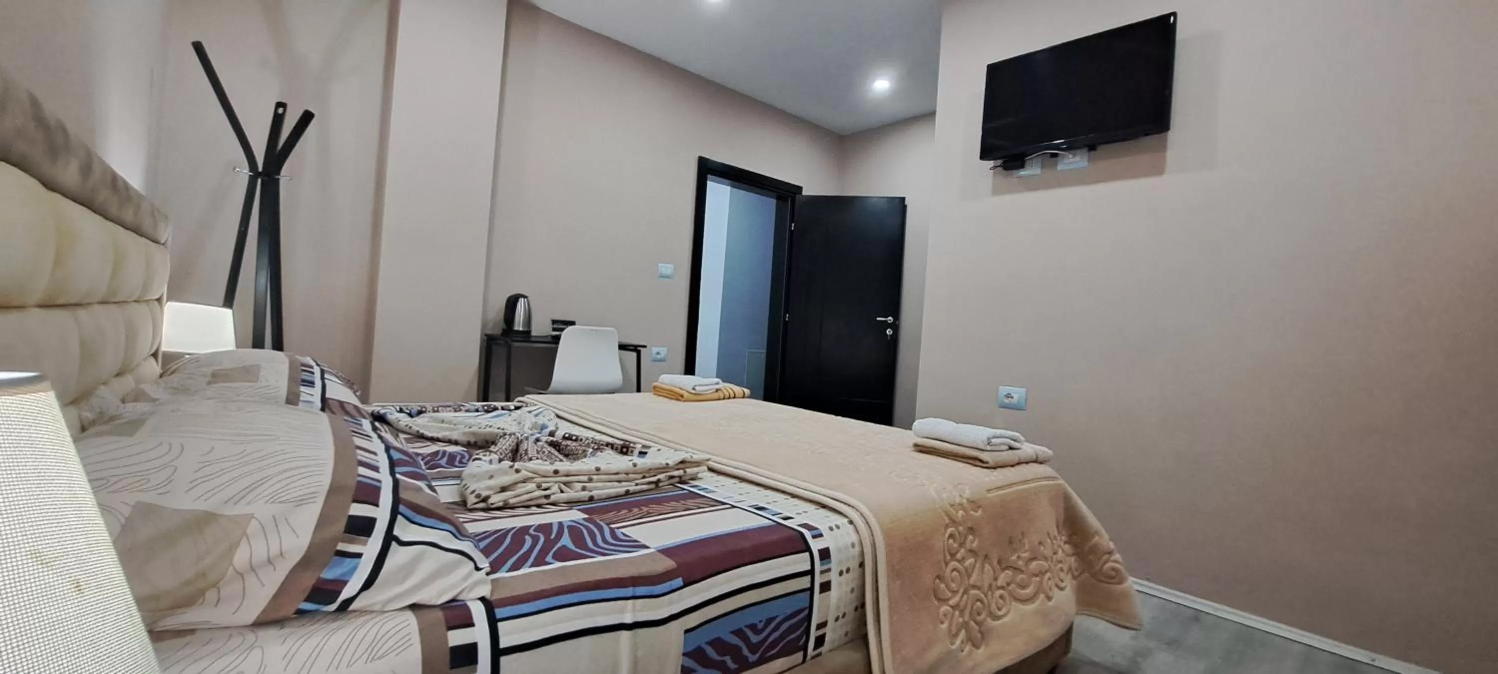 Bed in CityCenterHotel Shkoder