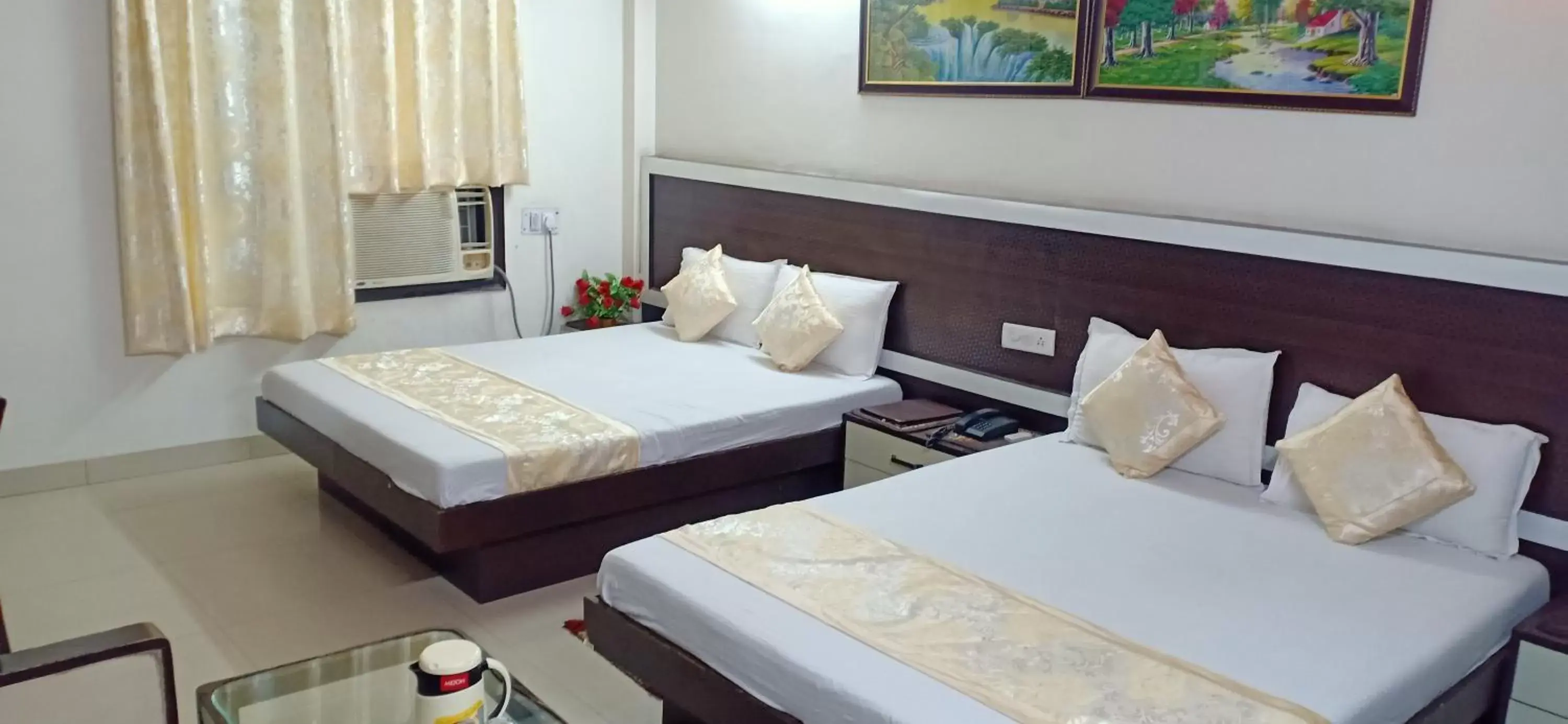 Bedroom, Bed in Hotel Su Shree Continental 5 Minutes Walk From New Delhi Railway Station