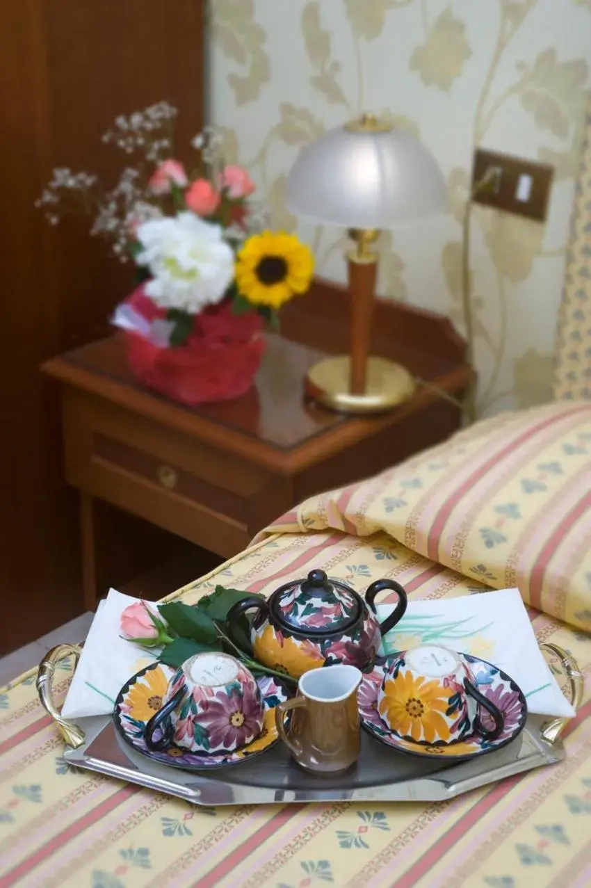 Coffee/tea facilities, Breakfast in Hotel Beatrice