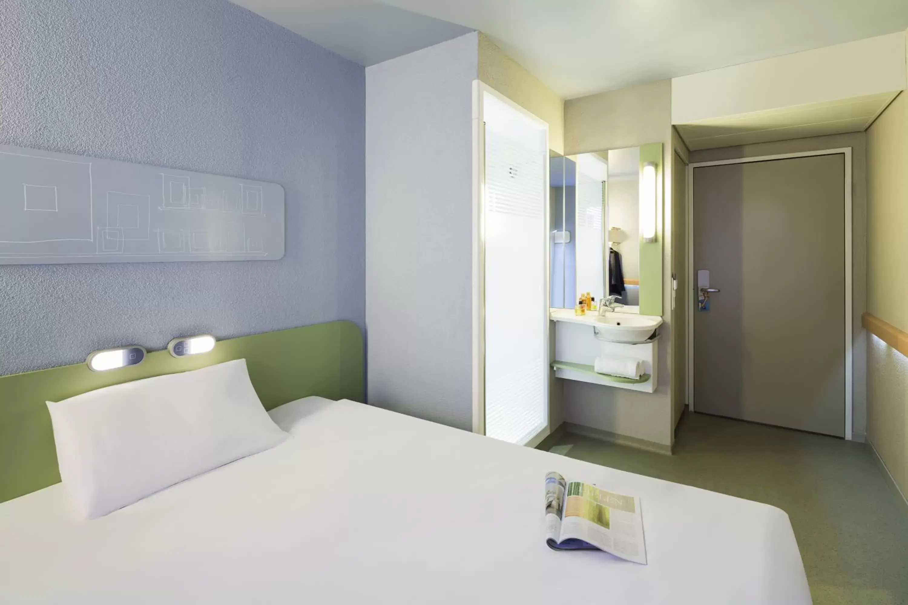 Bed in ibis budget Zurich Airport