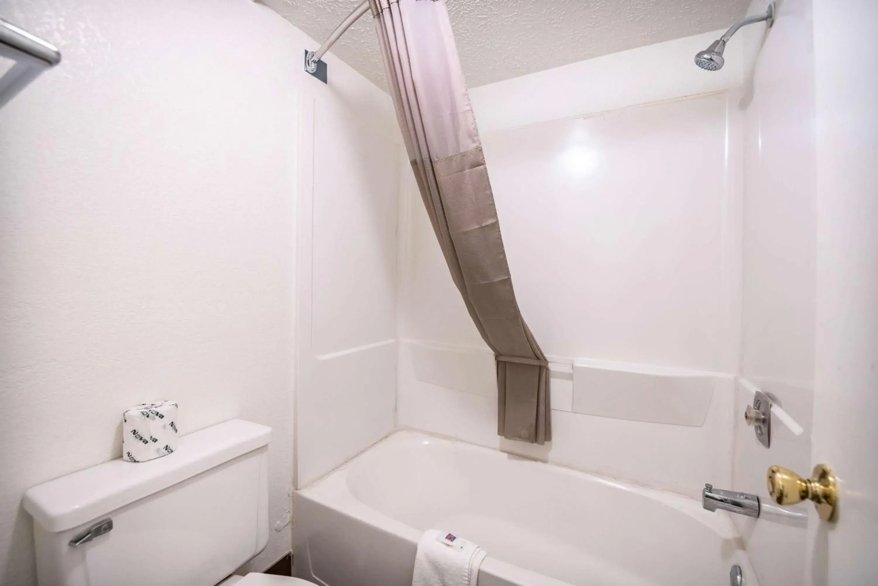 Shower, Bathroom in Motel 6-Columbus, OH