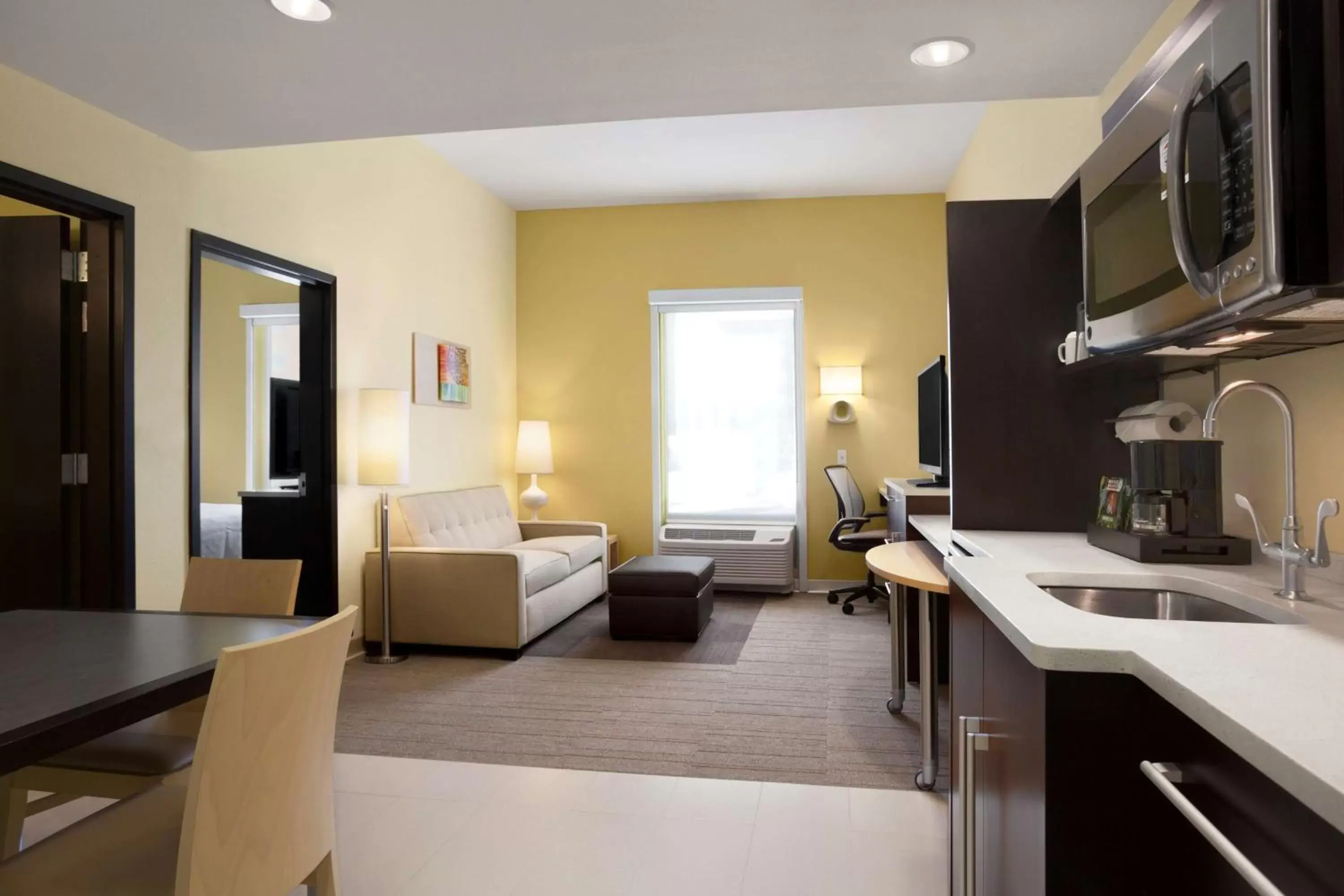 Living room, Kitchen/Kitchenette in Home2 Suites by Hilton Rahway