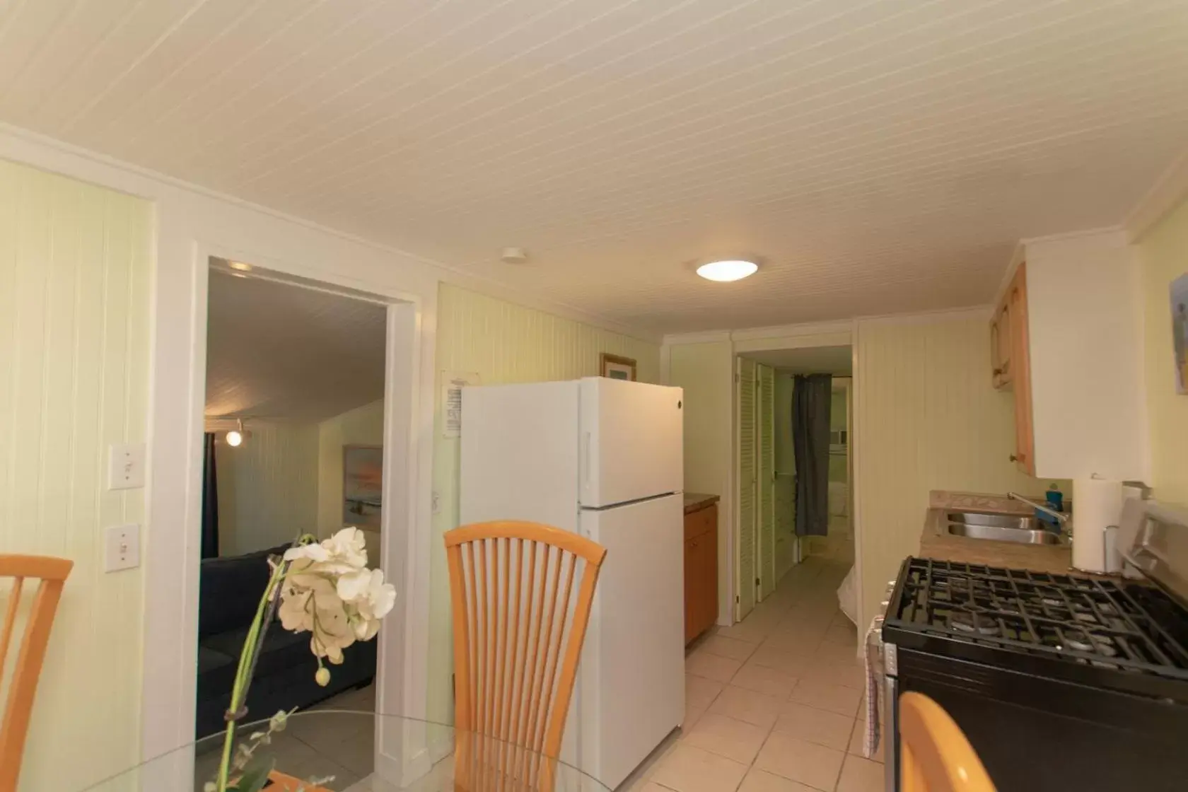 Kitchen/Kitchenette in Sunset Cove Beach Resort