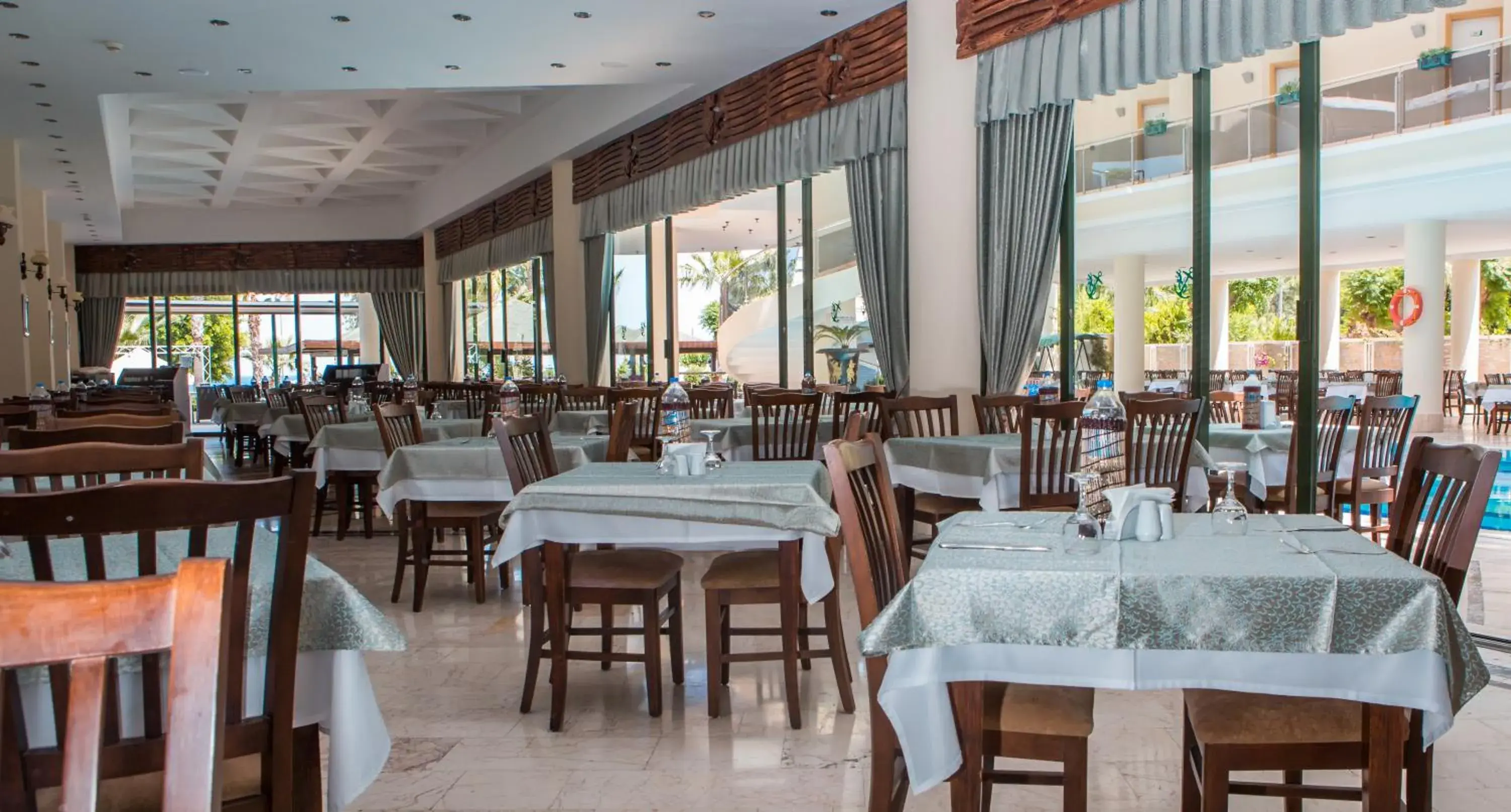 Restaurant/Places to Eat in L'ancora Beach Hotel