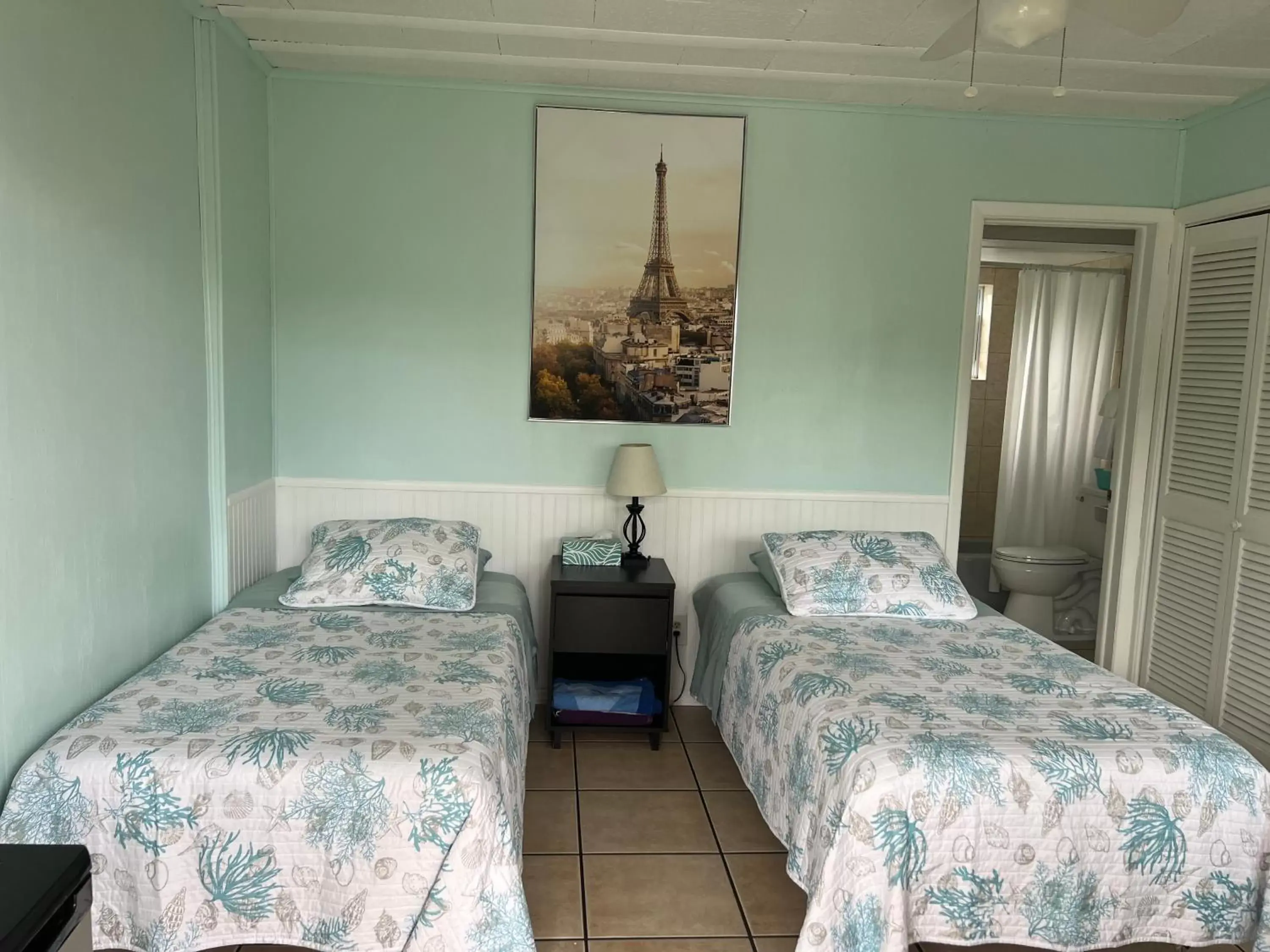 Photo of the whole room, Bed in Carousel Motel -Redington Shores